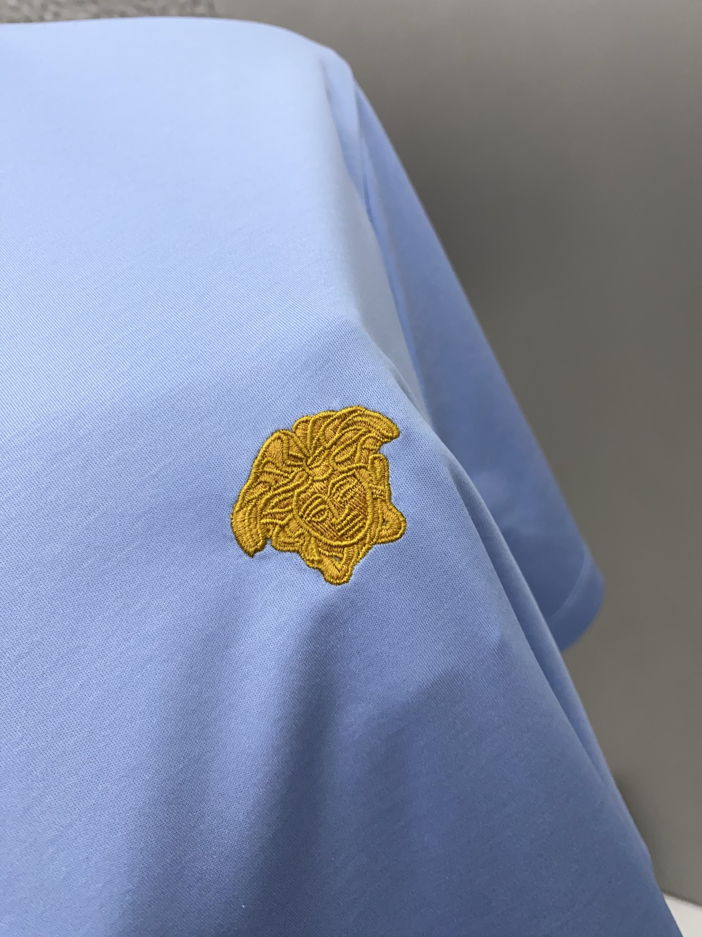范思哲 蓝色 M-xL 春夏新款首发专柜最新款圆领短袖 高端订制 设计前卫时尚！品牌logo重工艺设计 