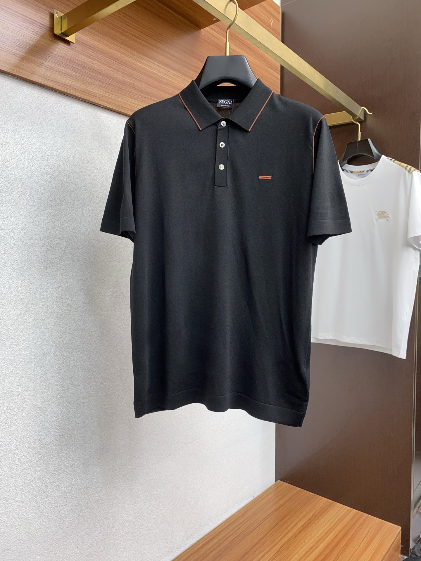 NO:448308,Jenia's new spring and summer new model in the first counter, the latest lapel Polo short sleeves, high-end customization, avant-garde and fashionable design!  Brand logo heavy craftsmanship design, high-end customized Yilite fabric, soft feel, comfortable to wear, exquisite counter-level car line, fine workmanship, invincible and handsome upper body effect!  A must-have item for handsome men!  Code number M-3xL, zegna, T-shirt, alexander wang19860909杰尼亚 2025春夏新款首发专柜最新款翻领Polo短袖 高端订制 设计前卫时尚！品牌logo重工艺设计 高端定制伊利特面料.手感柔软.穿着舒适.专柜级别精致车线.做工精细.上身效果无敌帅气！型男必备单品！码数M-3xL,,zegna,T-shirt,alexander wang,Men's clothing