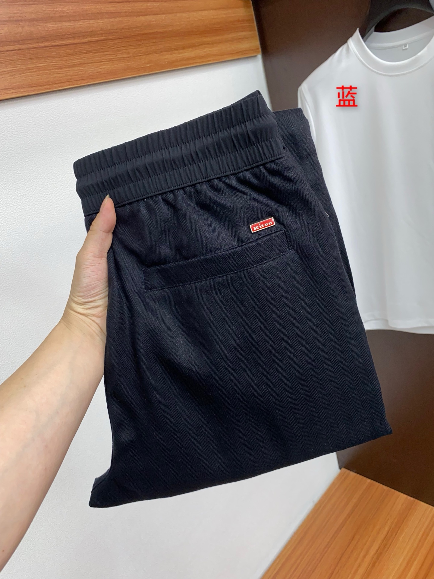 NO:438941,Kiton 2025 spring and summer new style, the latest customized original linen casual pants. The original pants are casual and versatile, casual and lazy, high-end custom fabrics are soft and comfortable, breathable, and full of cotton. Customized craftsmanship, three-dimensional tailoring, stylish and comfortable upper body, and full of comfort. High-end and atmospheric, the first choice for business and leisure 29-38,,alexander wang19860909kiton 2025春夏季新款,最新定制原版亚麻休闲裤.原版裤型上身休闲百搭、随性慵懒范,高级定制面料柔软舒适 透气 棉感十足 订制工艺 立体剪裁 上身有型 舒适感爆棚.高端大气,商务休闲首选 29-38,,alexander wang,Men's clothing