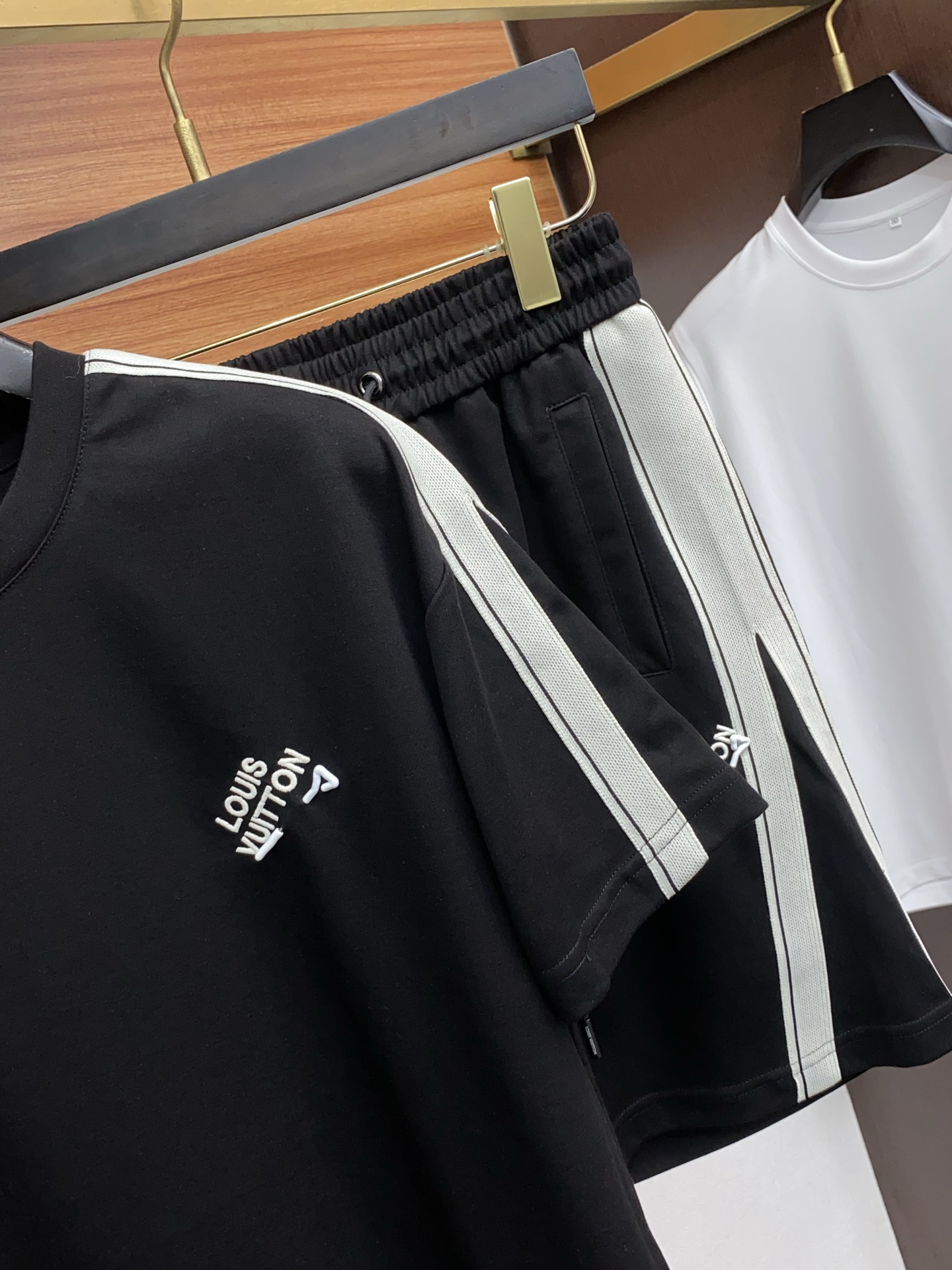 “New 2025 Louis Verden Custom Fabric Collection: High Quality and Comfort for Men and Women” - 图片 4