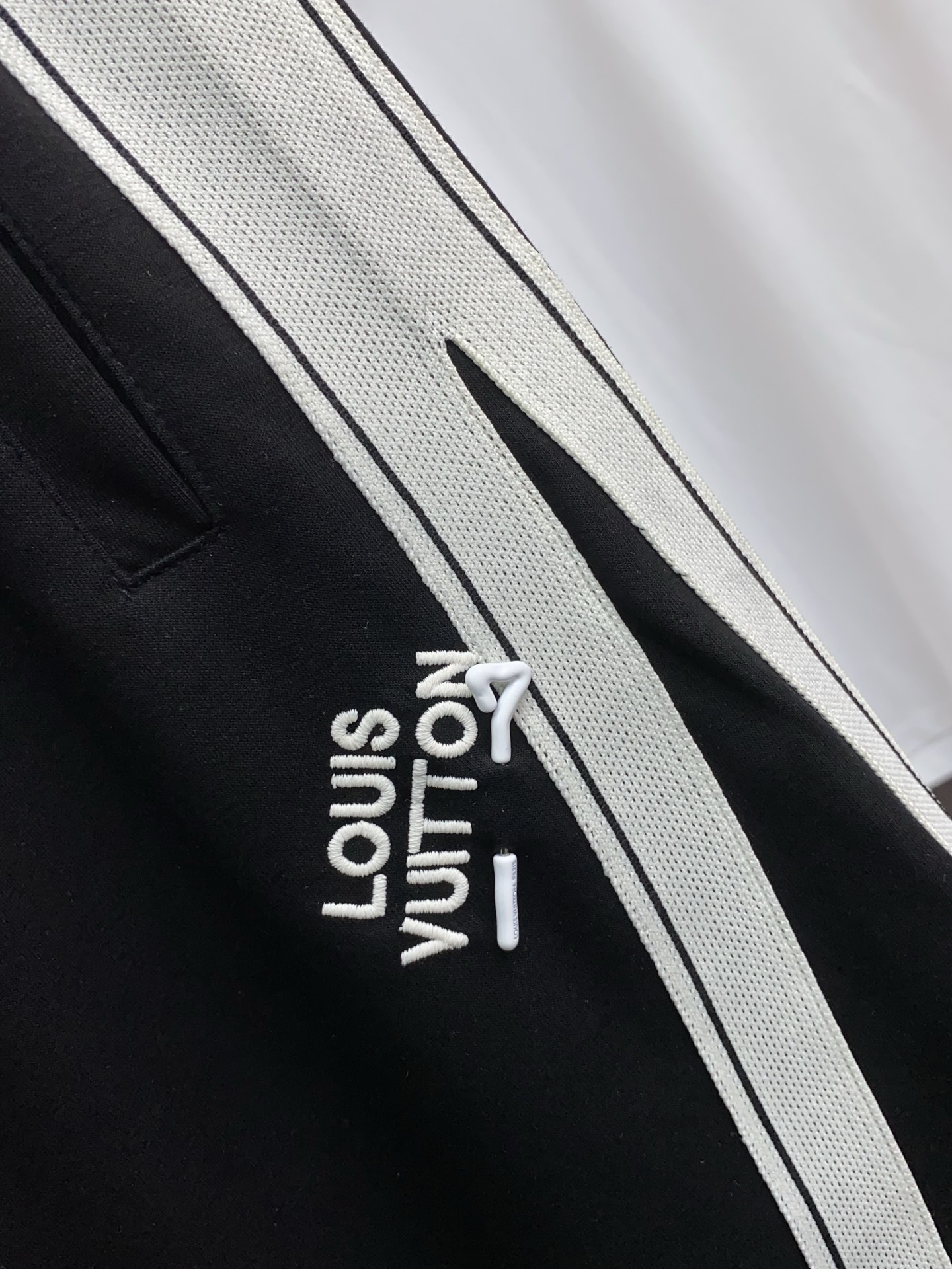 “New 2025 Louis Verden Custom Fabric Collection: High Quality and Comfort for Men and Women” - 图片 6