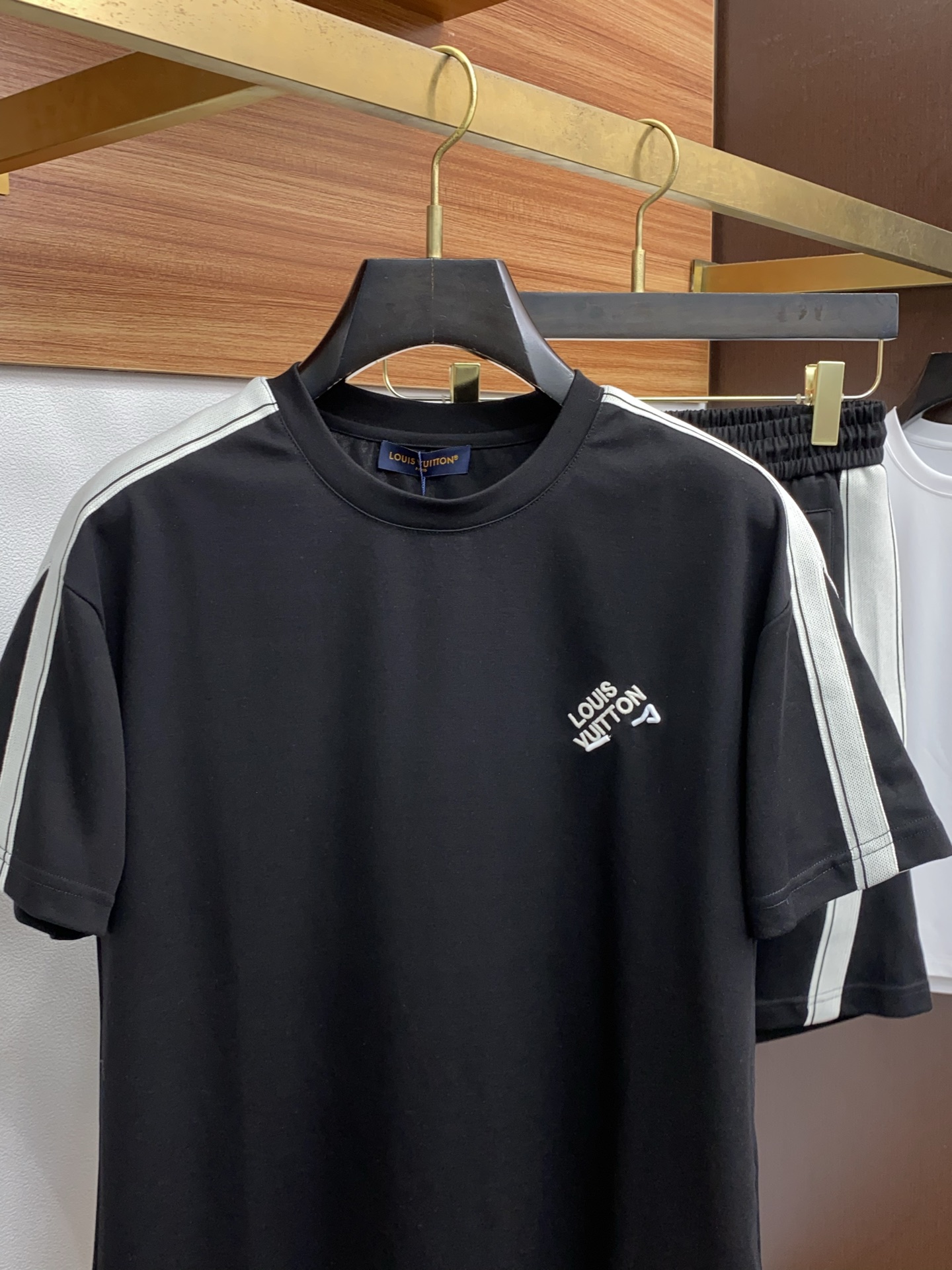 “New 2025 Louis Verden Custom Fabric Collection: High Quality and Comfort for Men and Women” - 图片 2