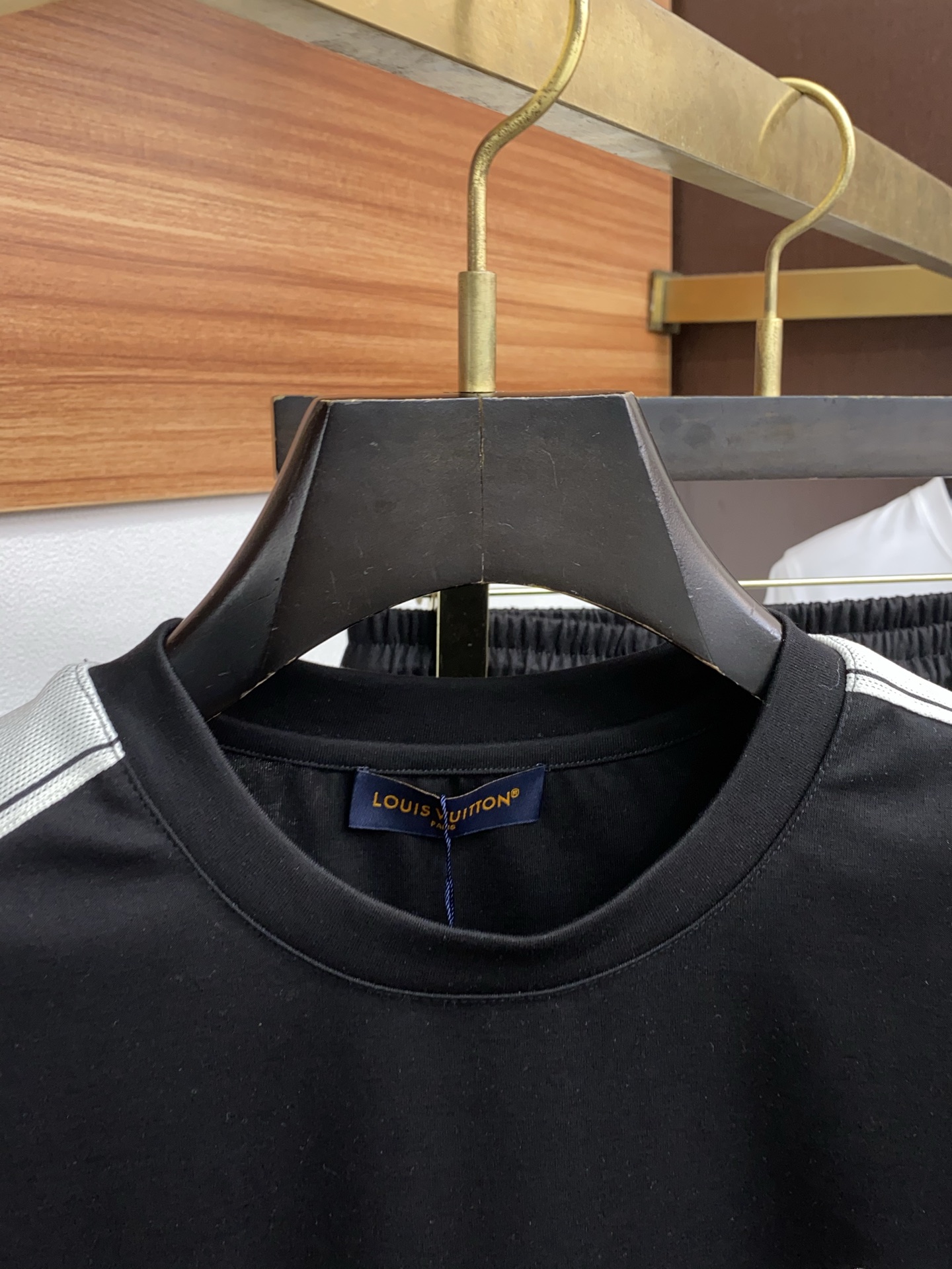 “New 2025 Louis Verden Custom Fabric Collection: High Quality and Comfort for Men and Women” - 图片 3