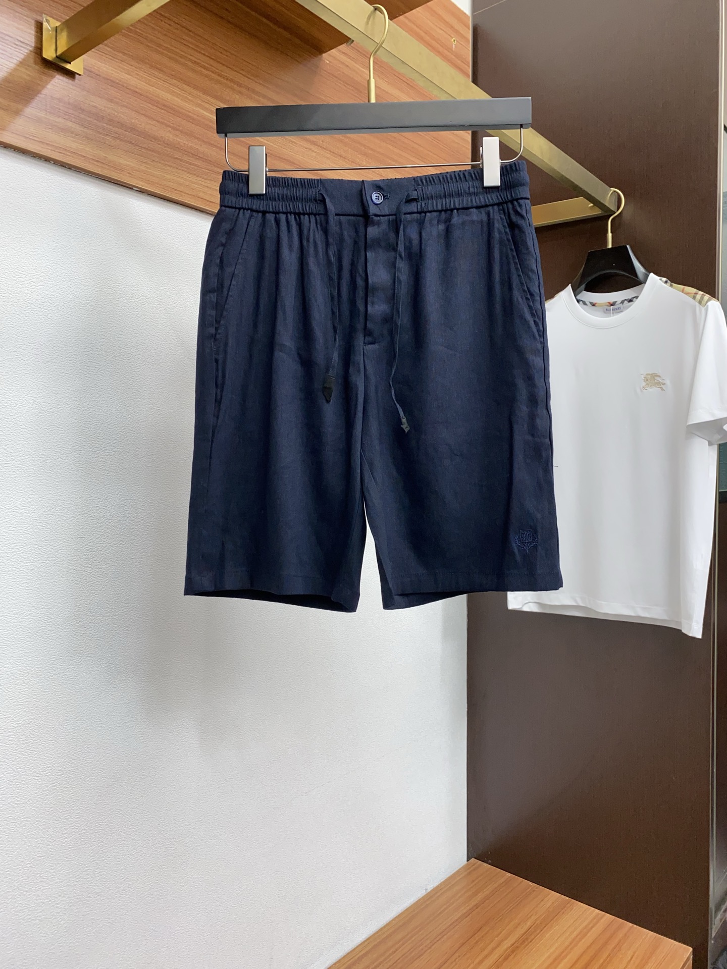 NO:426354,LP Nouo Pianya SS25 Spring and Summer Men's Clothing Spot Spring and Summer New Line Texture Series Fashionable and Casual and Versatile Men's Shorts, made of high-quality linen fabric, the fabric is delicate and breathable, simple, atmospheric and upscale. Super invincible and versatile. The shorts are made of Tencel (Leaser) and linen blended fabric, which combines light and breathable and natural texture. The touch is soft and has good drooping. It is suitable for summer wear with linen material. The natural fiber characteristics give it excellent breathability, and the moisture-absorbing and sweating function can keep the skin dry. The unique natural wrinkle texture of linen has been washed. Number 30-38,,loro piano, shorts,alexander wang19860909LP 诺悠翩雅 SS25 春夏男装现货 春夏新品亚麻质地系列时尚休闲百搭男士短裤,采用优质亚麻面料,面料细腻透气性强,简约大气上档次 超级无敌百搭款,该短裤采用天丝（莱赛尔）与亚麻混纺面料,兼具轻盈透气与天然肌理感.触感柔软且垂感较好,适合夏季穿着采用亚麻材质,天然纤维特性赋予其极佳透气性,吸湿排汗功能可保持肌肤干爽.亚麻特有的天然褶皱肌理经过水洗处理 码数30-38,,loro piana,shorts,alexander wang,Men's clothing