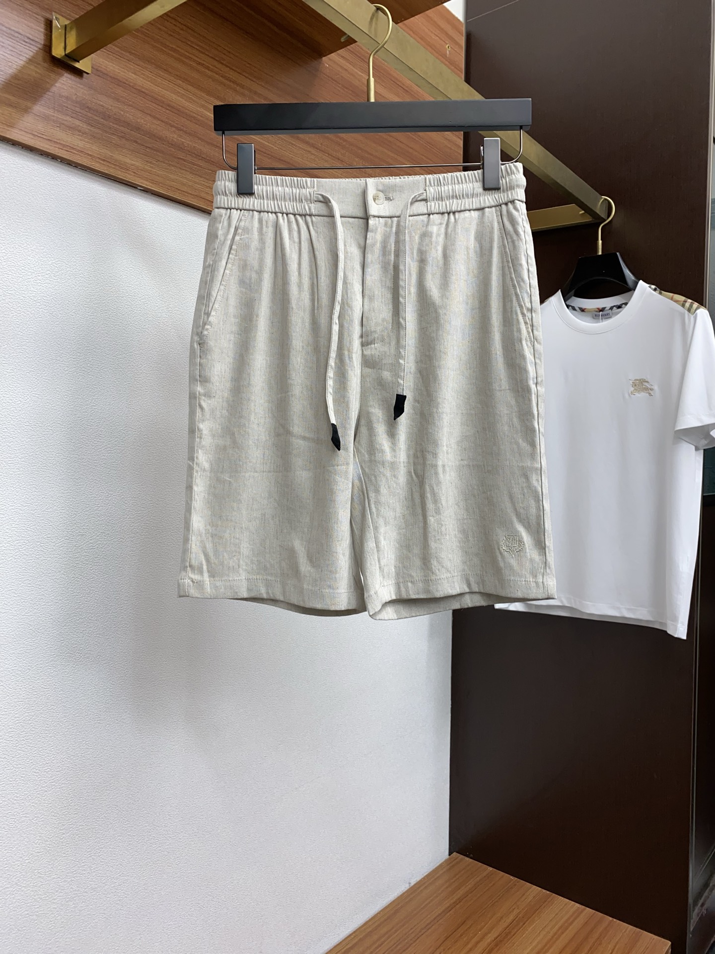 NO:444849,LP Nouo Pianya SS25 Spring and Summer Men's Clothing Spot Spring and Summer New Line Texture Series Fashionable and Casual and Versatile Men's Shorts, made of high-quality linen fabric, the fabric is delicate and breathable, simple, atmospheric and upscale. Super invincible and versatile. The shorts are made of Tencel (Leaser) and linen blended fabric, which combines light and breathable and natural texture. The touch is soft and has good drooping. It is suitable for summer wear with linen material. The natural fiber characteristics give it excellent breathability, and the moisture-absorbing and sweating function can keep the skin dry. The unique natural wrinkle texture of linen has been washed. Number 30-38,,loro piano, shorts,alexander wang19860909LP 诺悠翩雅 SS25 春夏男装现货 春夏新品亚麻质地系列时尚休闲百搭男士短裤,采用优质亚麻面料,面料细腻透气性强,简约大气上档次 超级无敌百搭款,该短裤采用天丝（莱赛尔）与亚麻混纺面料,兼具轻盈透气与天然肌理感.触感柔软且垂感较好,适合夏季穿着采用亚麻材质,天然纤维特性赋予其极佳透气性,吸湿排汗功能可保持肌肤干爽.亚麻特有的天然褶皱肌理经过水洗处理 码数30-38,,loro piana,shorts,alexander wang,Men's clothing