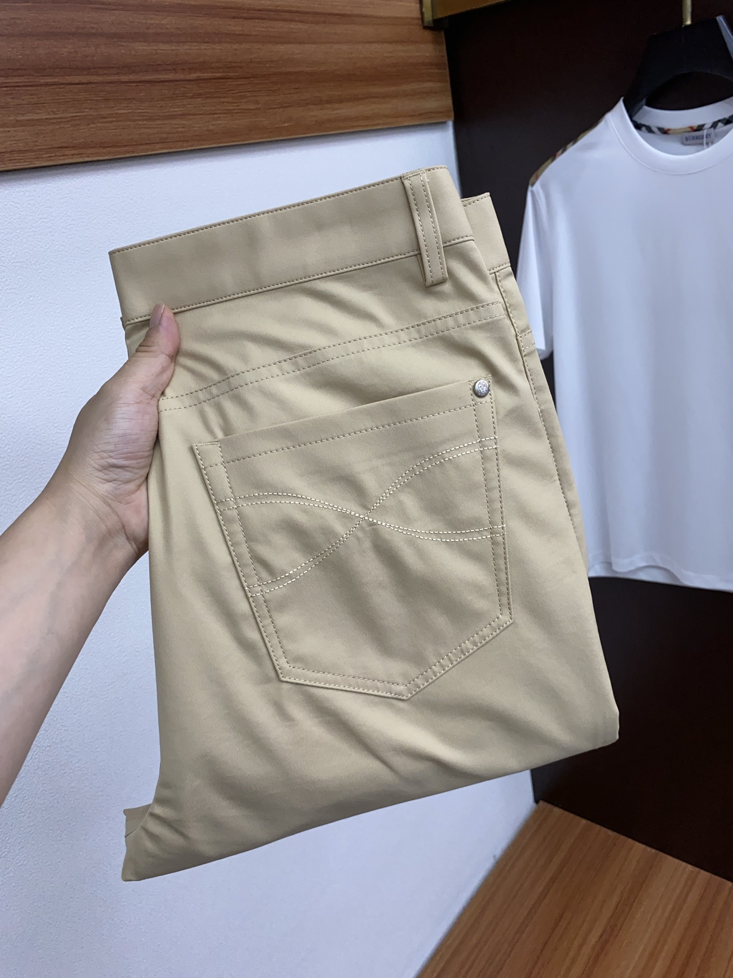High-Quality Fashion: P728 BC Monuments and Custom-Made Fabrics for Stylish Tops