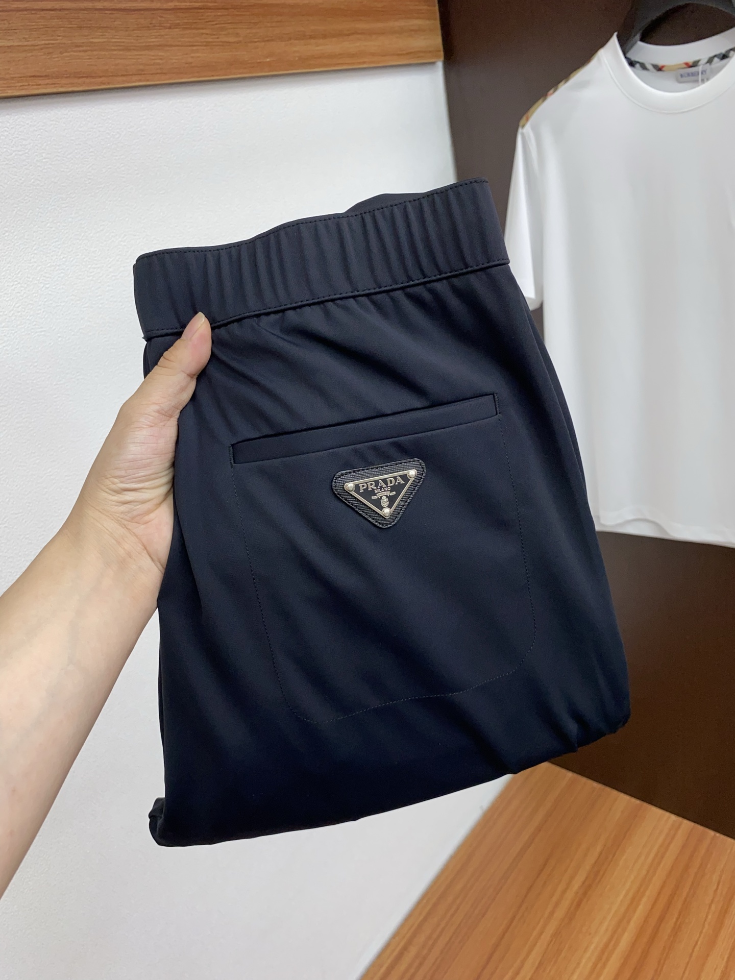 NO:448292,Prada is a new spring and summer 2025 model, the latest customized original casual pants. The original pants are casual and versatile, casual and lazy, high-end custom spandex blend fabric is soft and comfortable, breathable, full of cotton, customized craftsmanship, three-dimensional tailoring, stylish, comfortable and comfortable. High-end and atmospheric, the first choice for business and leisure M-3xL,,prada,alexander wang19860909普拉达 2025春夏季新款,最新定制原版休闲裤.原版裤型上身休闲百搭、随性慵懒范,高级定制氨纶混纺面料柔软舒适 透气 棉感十足 订制工艺 立体剪裁 上身有型 舒适感爆棚.高端大气,商务休闲首选 M-3xL,,prada,alexander wang,Men's clothing