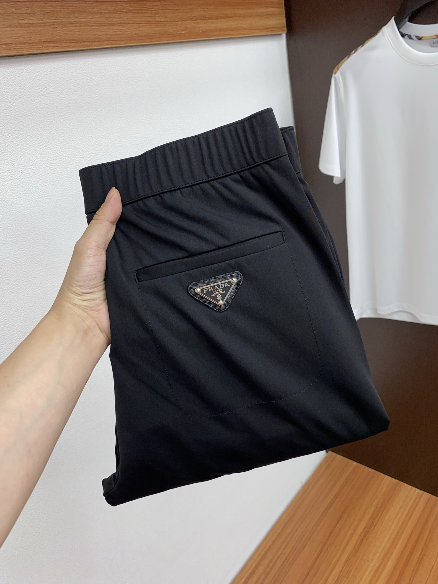 NO:448297,Prada is a new spring and summer 2025 model, the latest customized original casual pants. The original pants are casual and versatile, casual and lazy, high-end custom spandex blend fabric is soft and comfortable, breathable, full of cotton, customized craftsmanship, three-dimensional tailoring, stylish, comfortable and comfortable. High-end and atmospheric, the first choice for business and leisure M-3xL,,prada,alexander wang19860909普拉达 2025春夏季新款,最新定制原版休闲裤.原版裤型上身休闲百搭、随性慵懒范,高级定制氨纶混纺面料柔软舒适 透气 棉感十足 订制工艺 立体剪裁 上身有型 舒适感爆棚.高端大气,商务休闲首选 M-3xL,,prada,alexander wang,Men's clothing