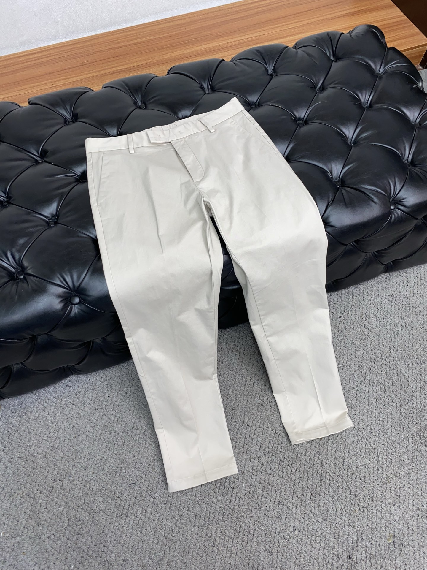  BC 专柜新品同步上市。原单订制高品质时尚9分休闲西裤裤。超级百搭款。独家定制面料，手感细腻柔软，贴身