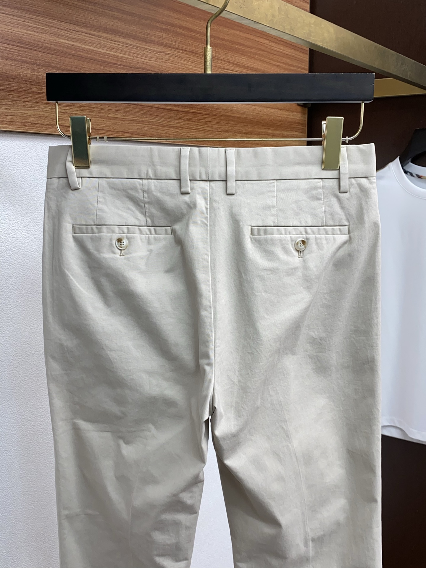  BC 专柜新品同步上市。原单订制高品质时尚9分休闲西裤裤。超级百搭款。独家定制面料，手感细腻柔软，贴身