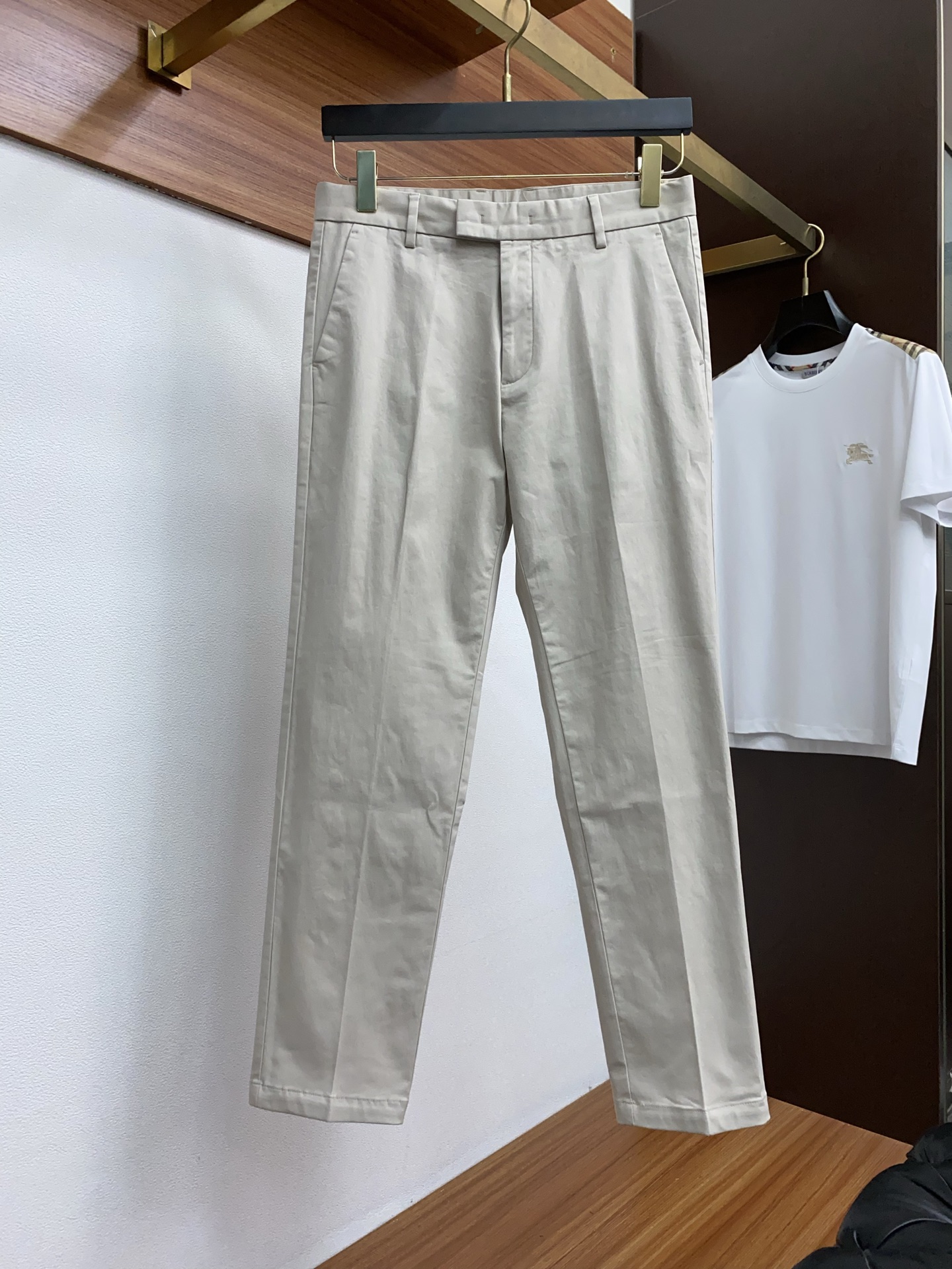  BC 专柜新品同步上市。原单订制高品质时尚9分休闲西裤裤。超级百搭款。独家定制面料，手感细腻柔软，贴身