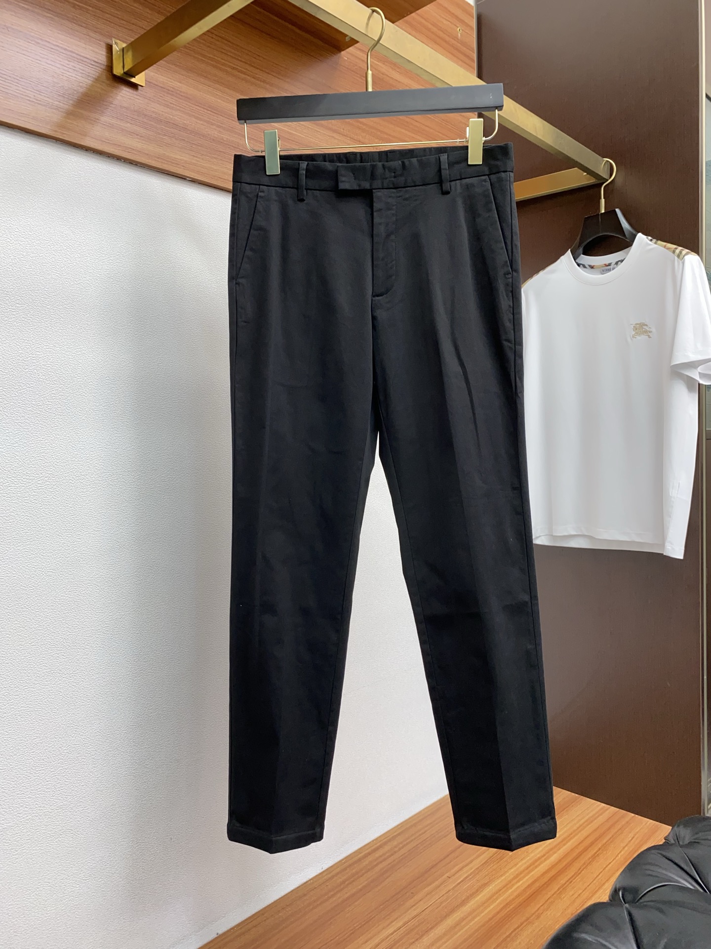  BC 专柜新品同步上市。原单订制高品质时尚9分休闲西裤裤。超级百搭款。独家定制面料，手感细腻柔软，贴身