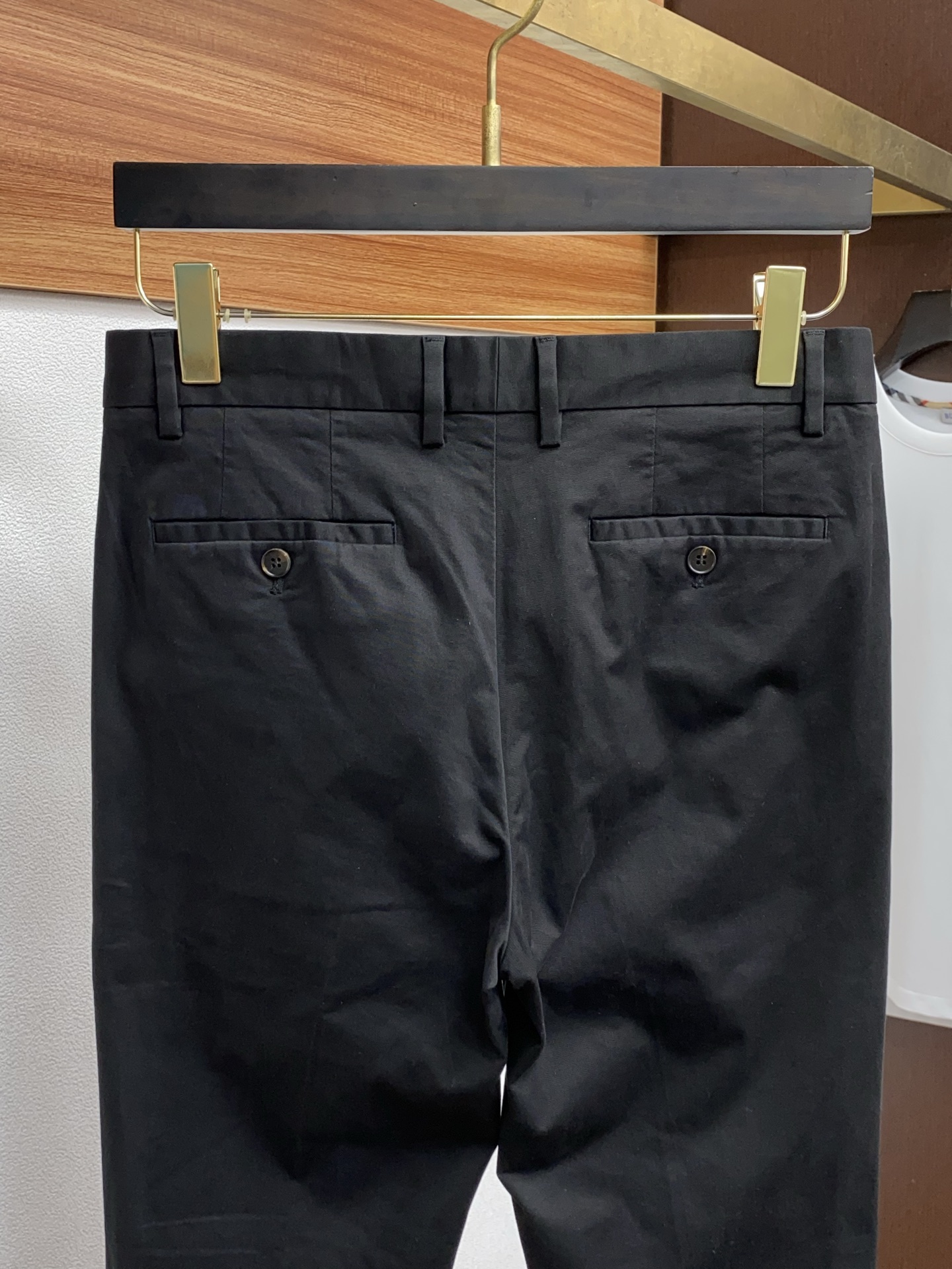  BC 专柜新品同步上市。原单订制高品质时尚9分休闲西裤裤。超级百搭款。独家定制面料，手感细腻柔软，贴身