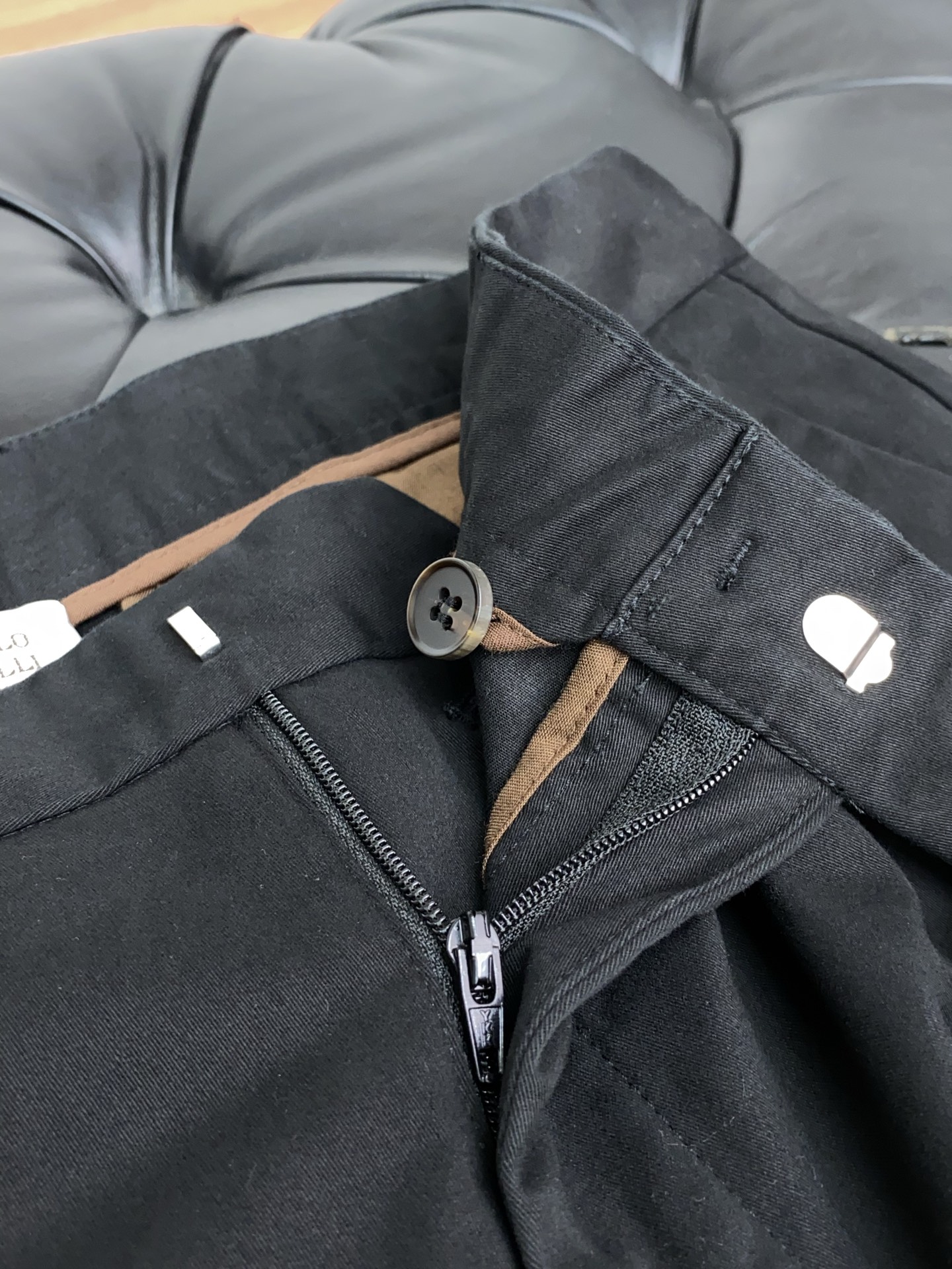  BC 专柜新品同步上市。原单订制高品质时尚9分休闲西裤裤。超级百搭款。独家定制面料，手感细腻柔软，贴身