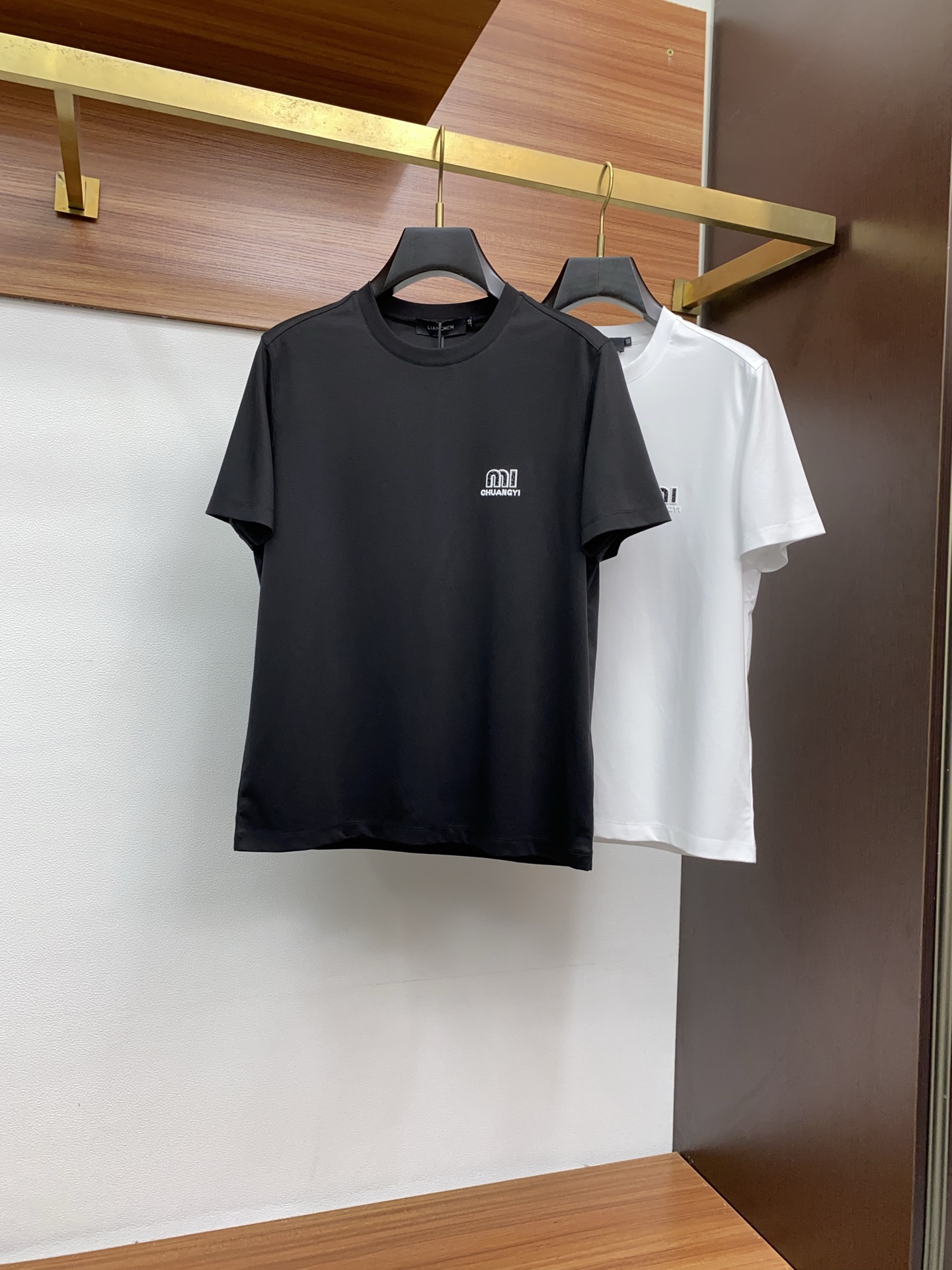  缪缪 2025春夏新款首发专柜最新款圆领短袖 高端订制 设计前卫时尚！品牌logo重工艺设计 高端定制