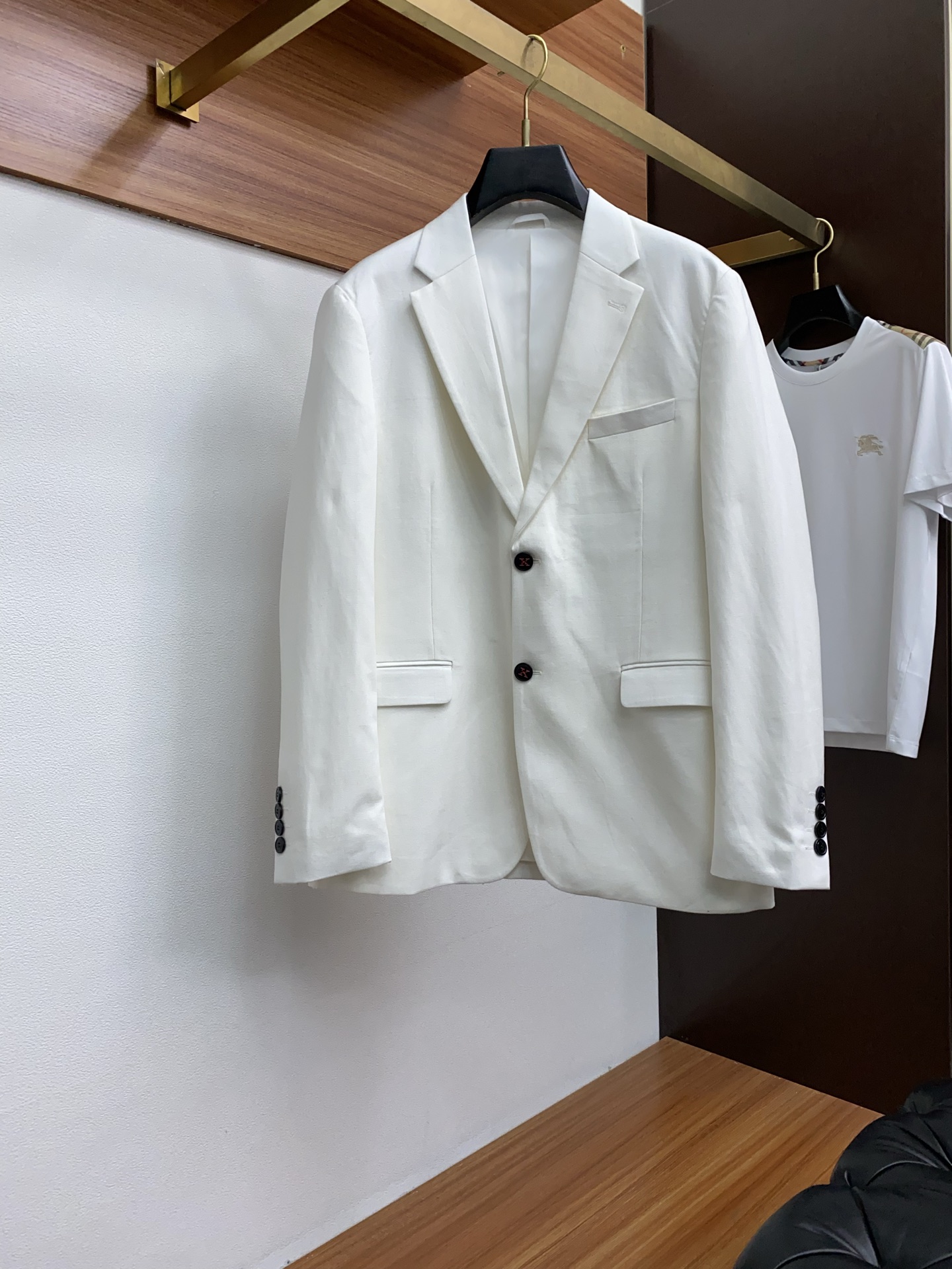 High-End Linen Suit Jacket for Men: Classic Tailoring with High-Quality Details