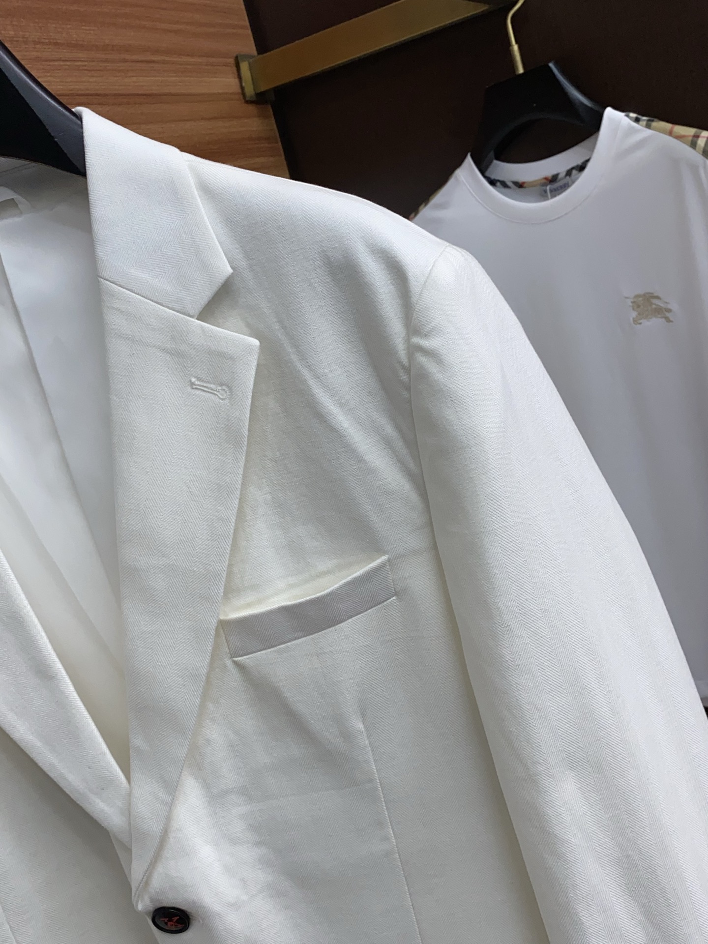 High-End Linen Suit Jacket for Men: Classic Tailoring with High-Quality Details - 图片 4