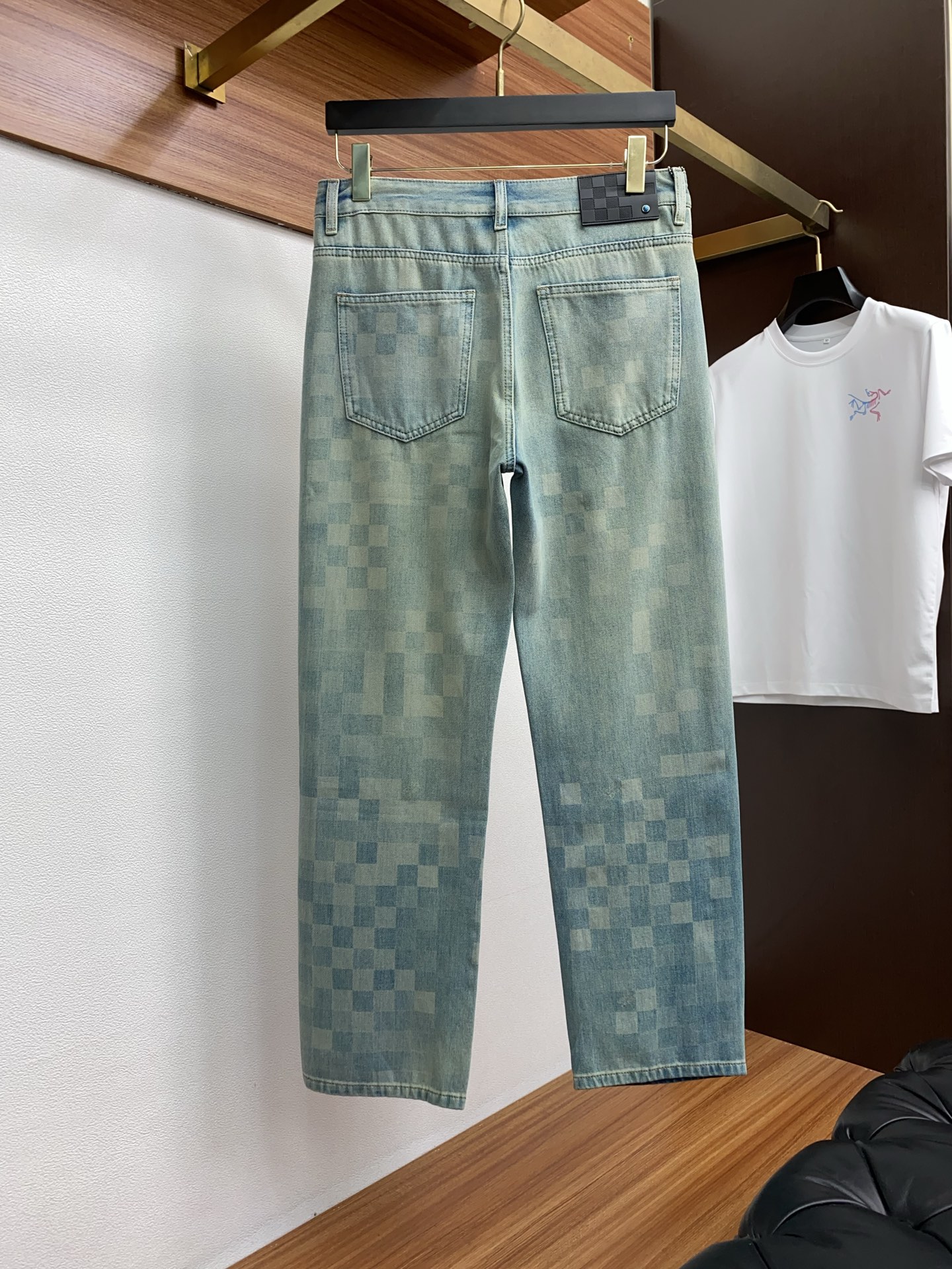 Louis Vuitton 2025 SS Men’s Jeans: Classic Style with Unique Craft Aesthetics - 图片 8