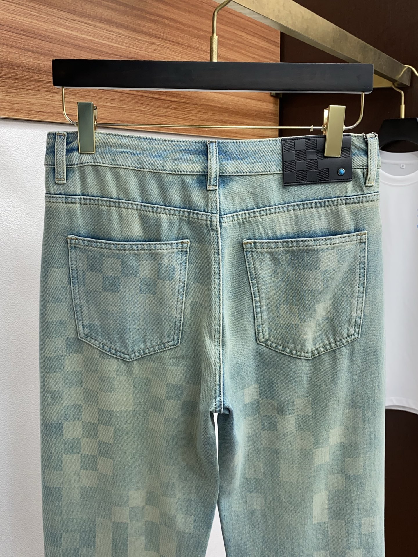 Louis Vuitton 2025 SS Men’s Jeans: Classic Style with Unique Craft Aesthetics - 图片 9