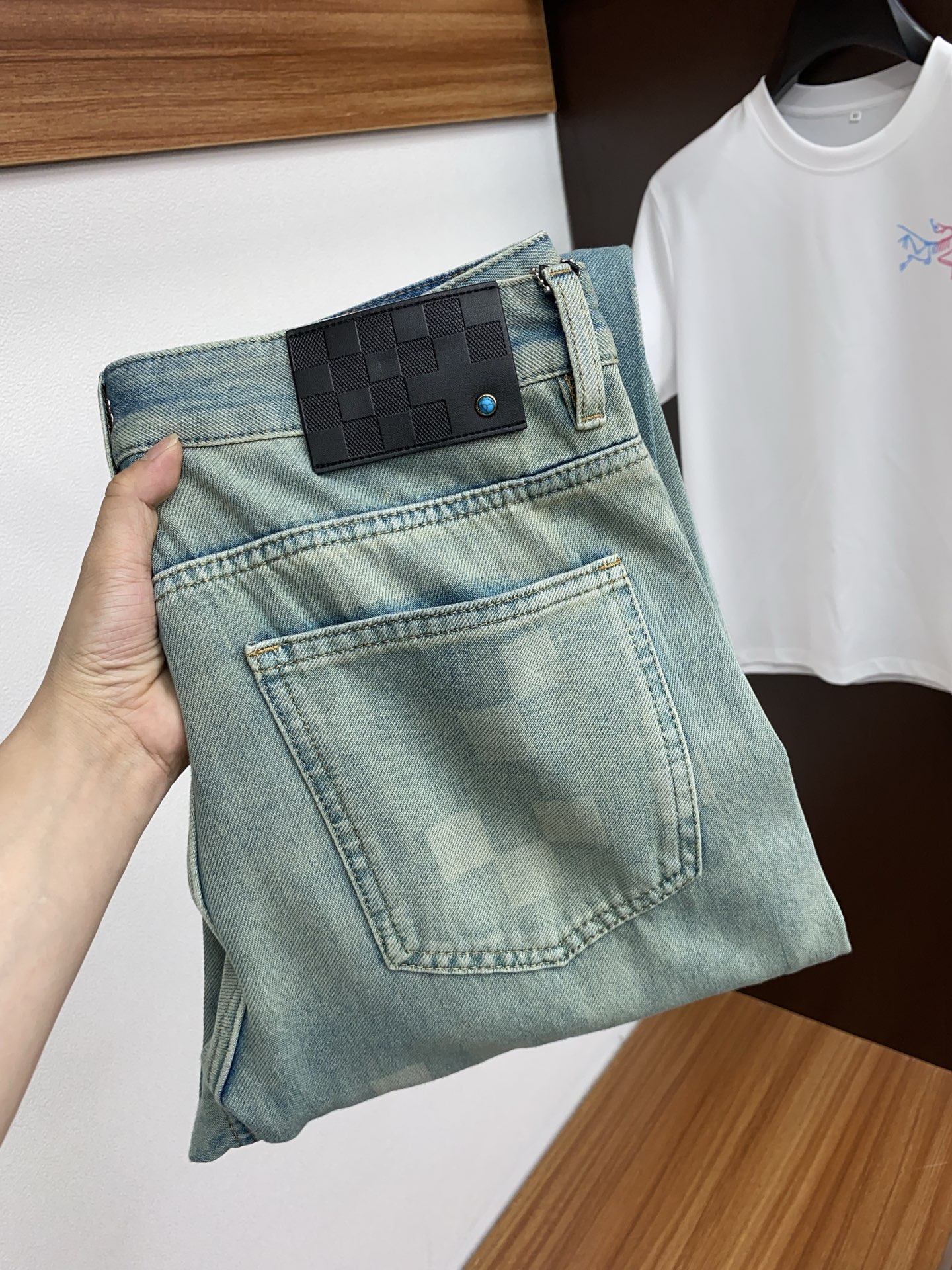 Louis Vuitton 2025 SS Men’s Jeans: Classic Style with Unique Craft Aesthetics - 图片 1