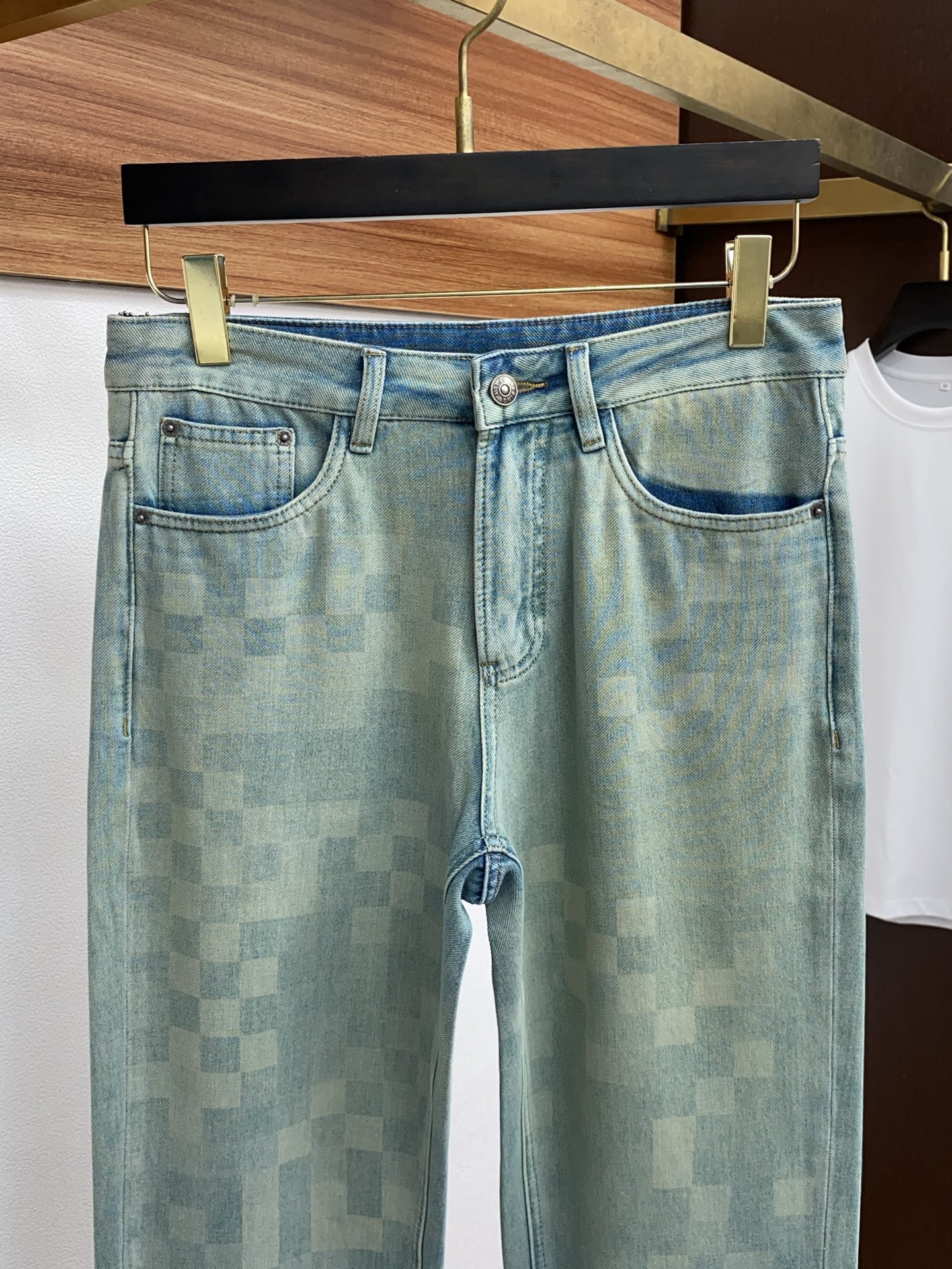Louis Vuitton 2025 SS Men’s Jeans: Classic Style with Unique Craft Aesthetics - 图片 3