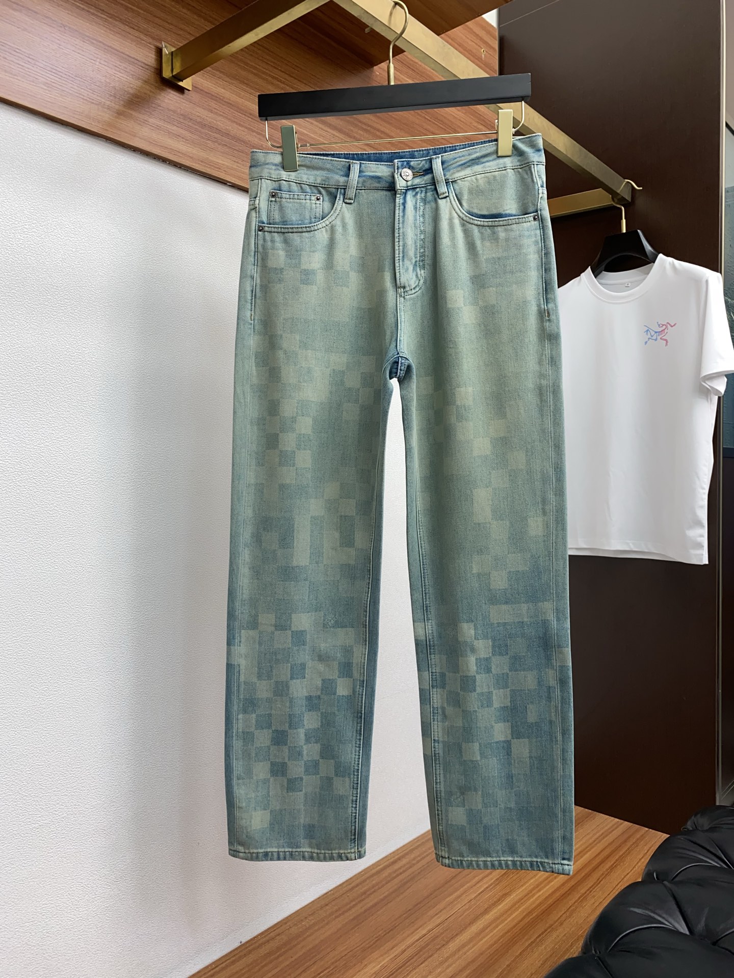 Louis Vuitton 2025 SS Men’s Jeans: Classic Style with Unique Craft Aesthetics - 图片 2