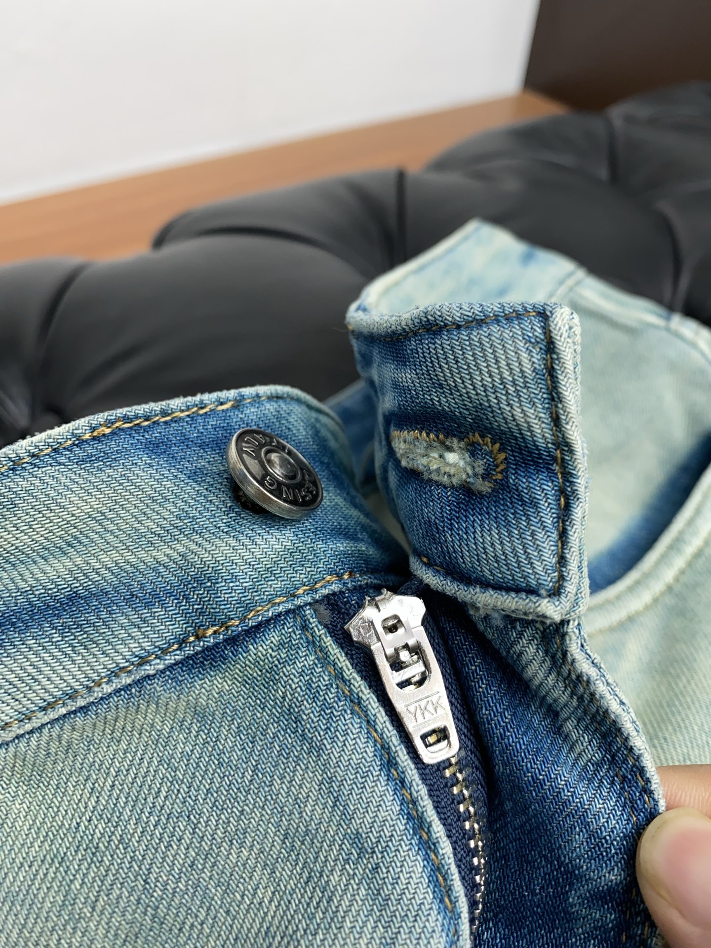 Louis Vuitton 2025 SS Men’s Jeans: Classic Style with Unique Craft Aesthetics - 图片 4