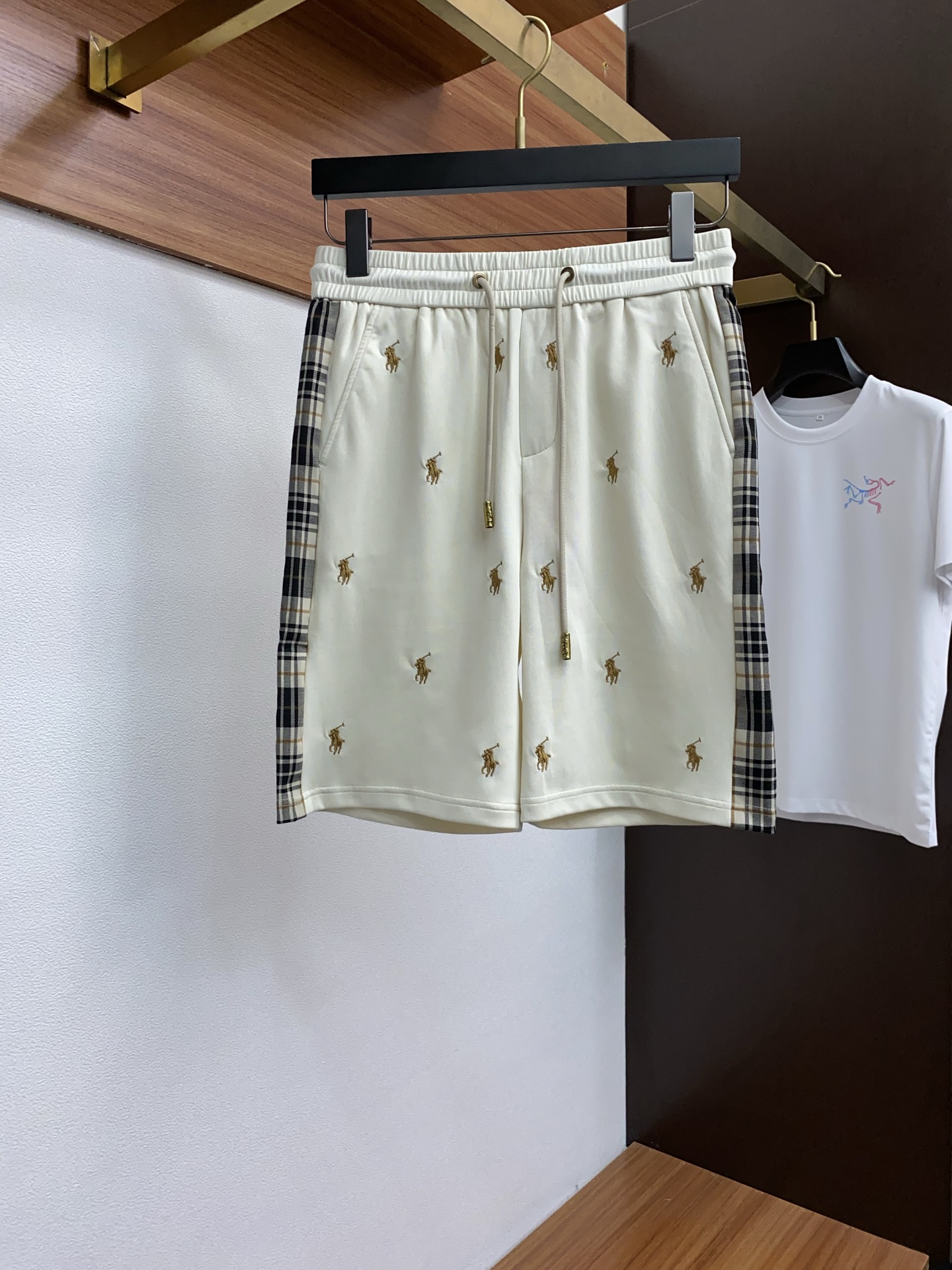 Lavron Spring 2025 Summer Leisure Shorts: Customized Twilight Fabric, Tailor-Made Embroidery. - 图片 1