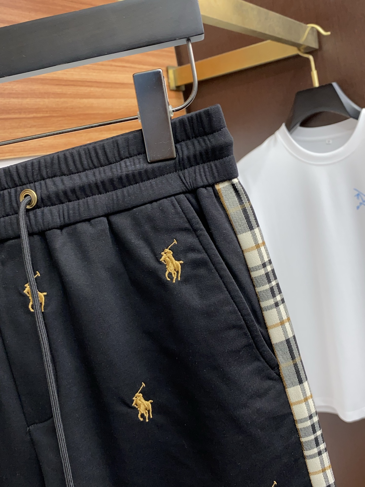 “Latest Lavron Spring 2025 Leisure Shorts: Customized Twilight Fabric, Tailor-Made Embroidery, Comfortable and Stylish” - 图片 3