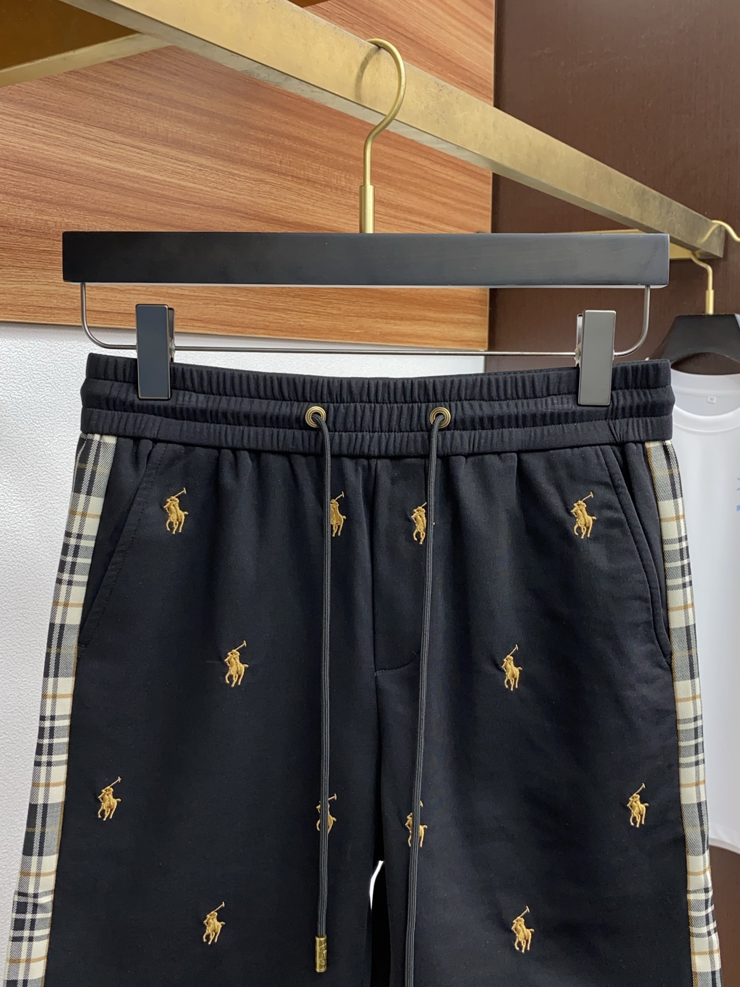“Latest Lavron Spring 2025 Leisure Shorts: Customized Twilight Fabric, Tailor-Made Embroidery, Comfortable and Stylish” - 图片 2