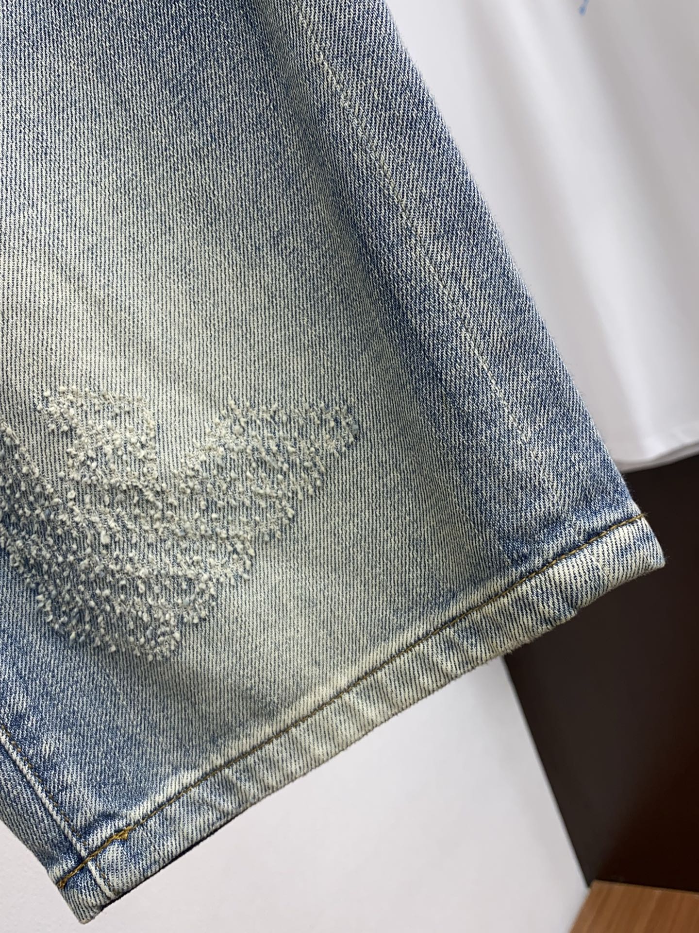 Amani’s 25-Year Spring-and-Summer Rectangular Jeans: Clean-Cut, Urban, Top-Activated Fashion Statement - 图片 4