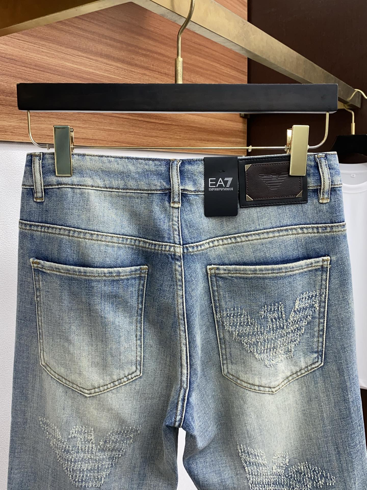 Amani’s 25-Year Spring-and-Summer Rectangular Jeans: Clean-Cut, Urban, Top-Activated Fashion Statement - 图片 9