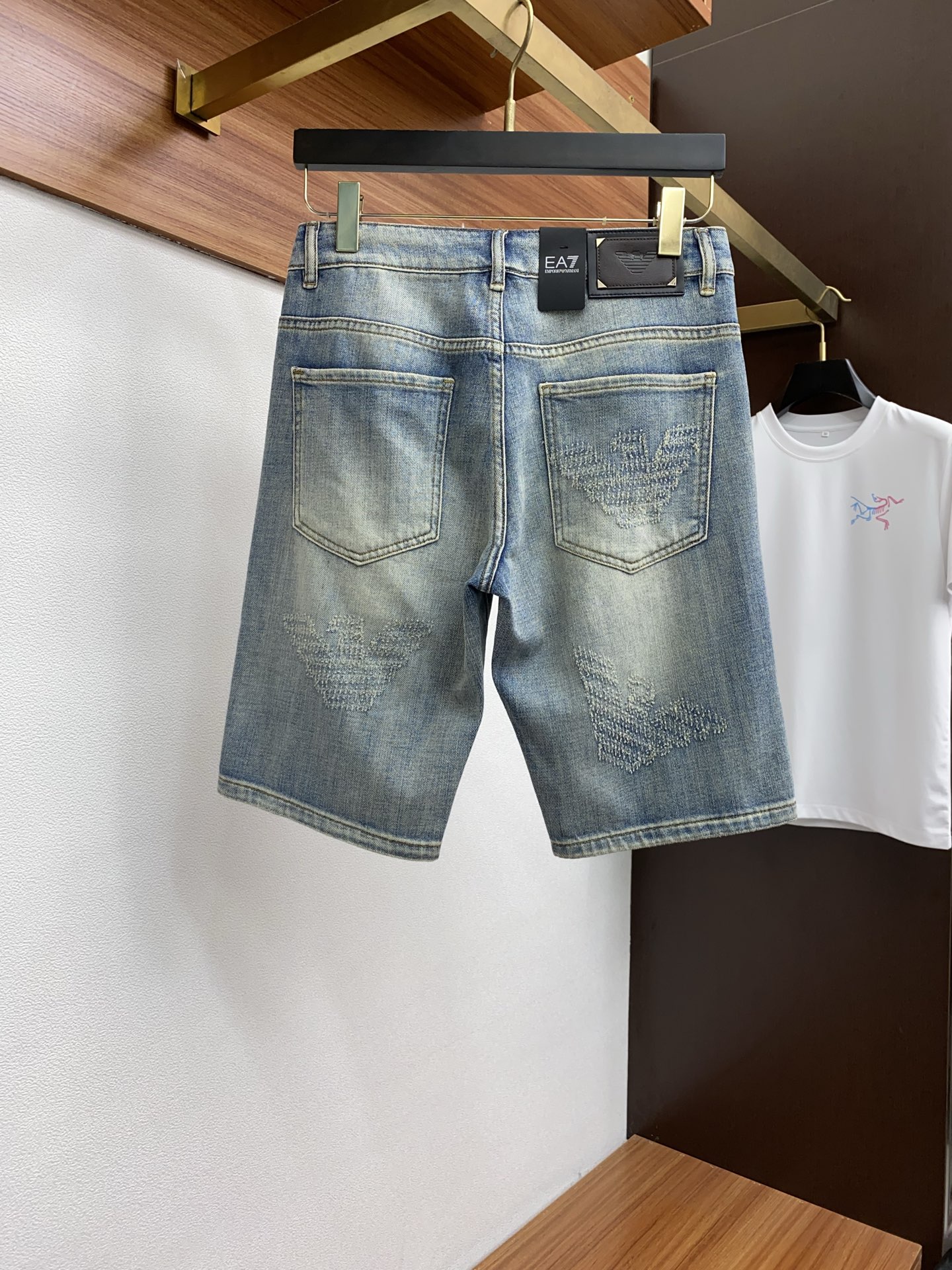 Amani’s 25-Year Spring-and-Summer Rectangular Jeans: Clean-Cut, Urban, Top-Activated Fashion Statement - 图片 8