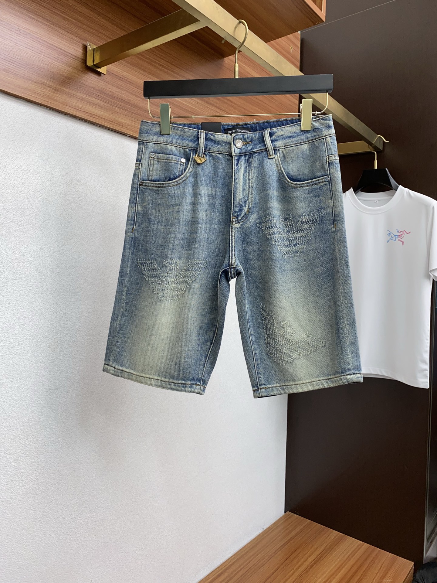 Amani’s 25-Year Spring-and-Summer Rectangular Jeans: Clean-Cut, Urban, Top-Activated Fashion Statement - 图片 1
