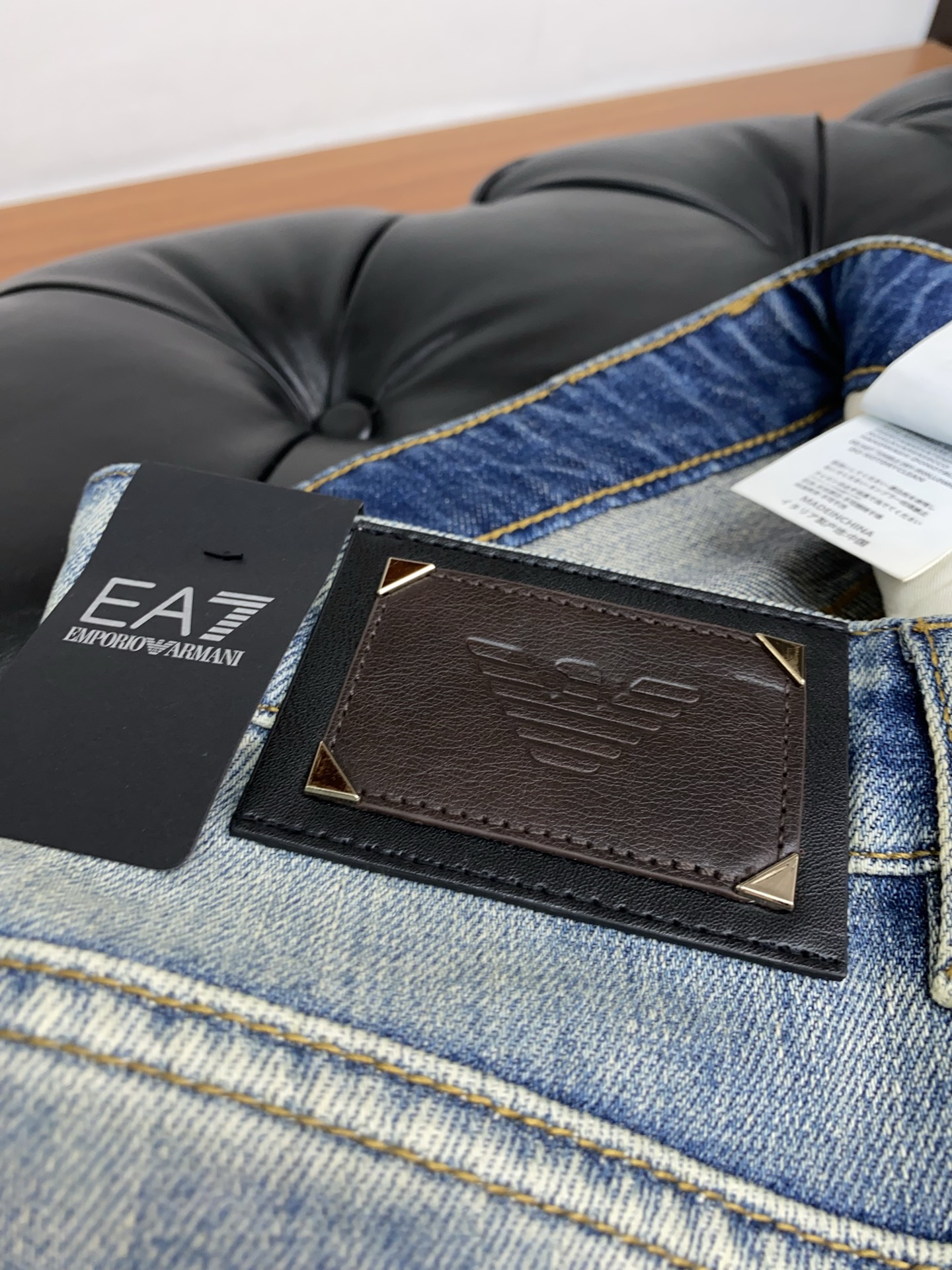Amani’s 25-Year Spring-and-Summer Rectangular Jeans: Clean-Cut, Urban, Top-Activated Fashion Statement - 图片 5