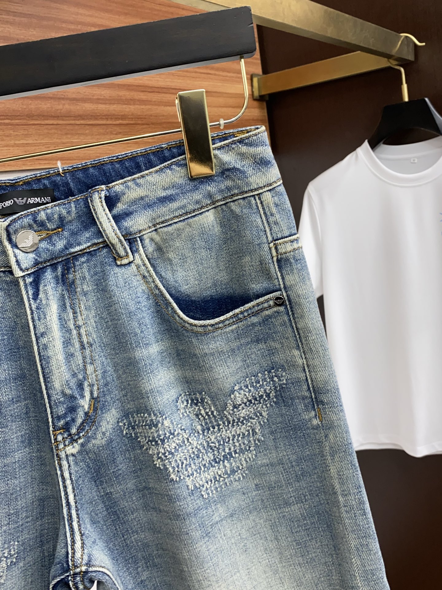 Amani’s 25-Year Spring-and-Summer Rectangular Jeans: Clean-Cut, Urban, Top-Activated Fashion Statement - 图片 3