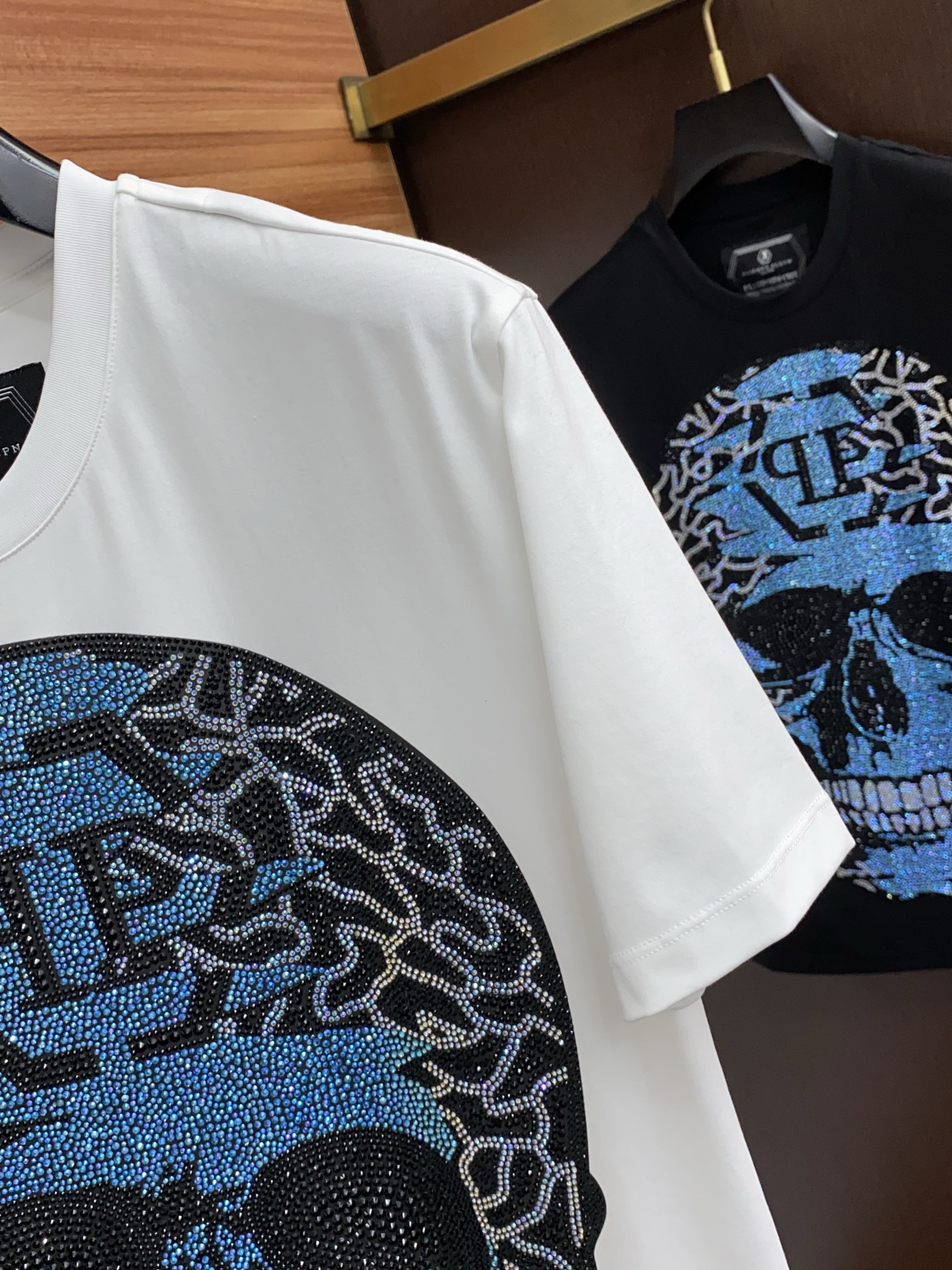 2025 New Classic LOGO T-shirt: Silk-Skinned, Cozy, Tailored Design for Men and Women - 图片 4