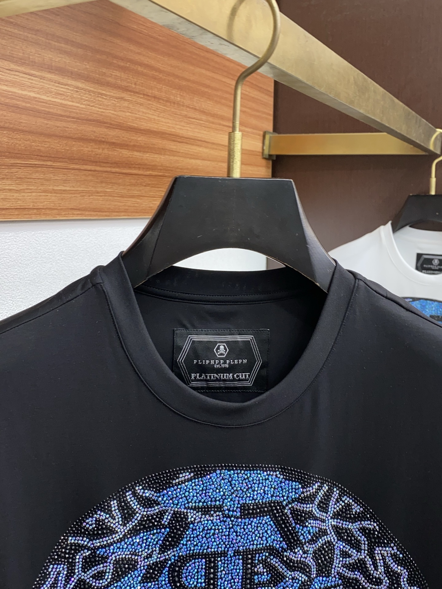 “2025 New Classic LOGO T-shirt: Silk-Skinned, Cozy, Unisex Design in Various Sizes” - 图片 3