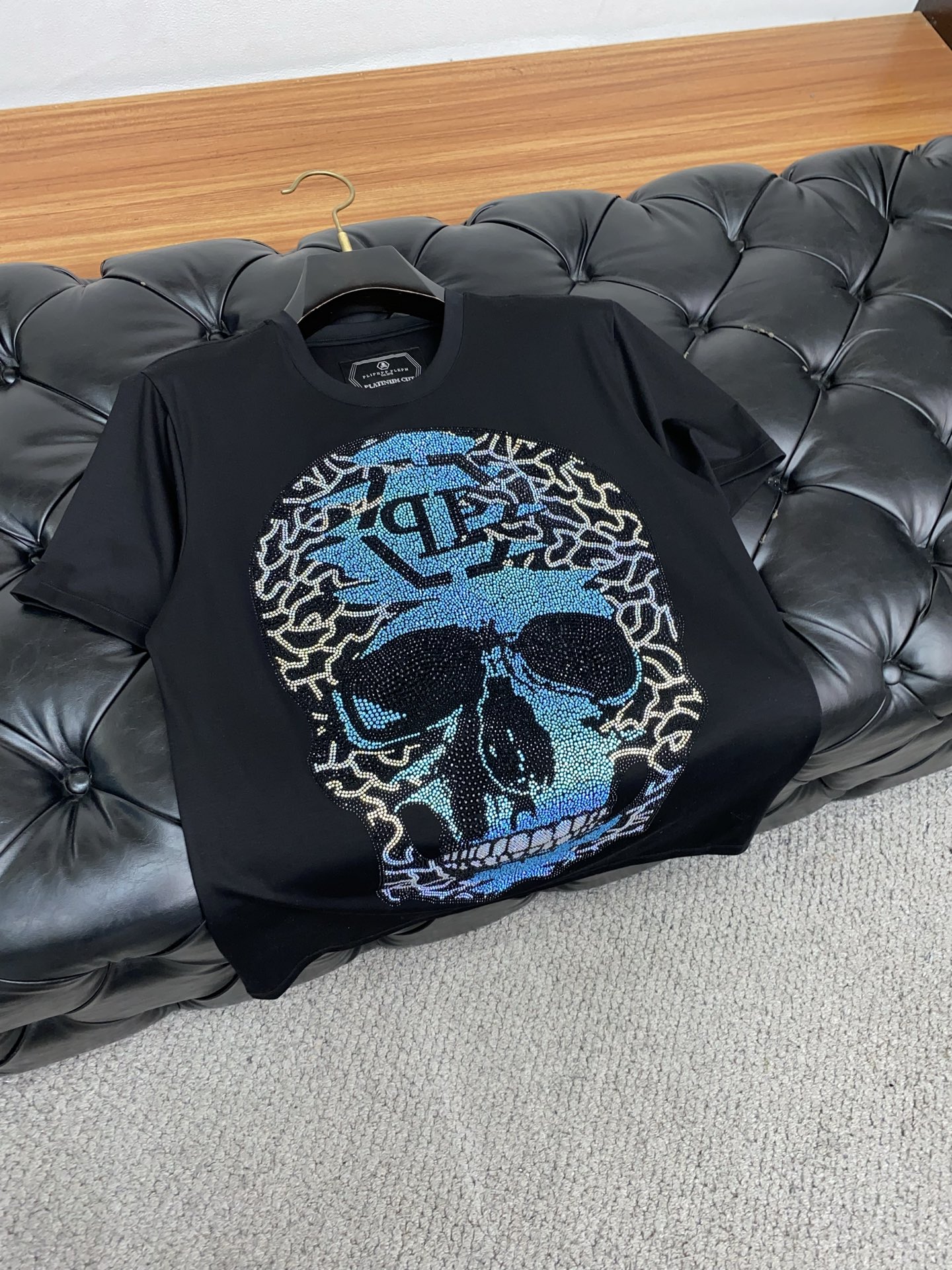 “2025 New Classic LOGO T-shirt: Silk-Skinned, Cozy, Unisex Design in Various Sizes” - 图片 8