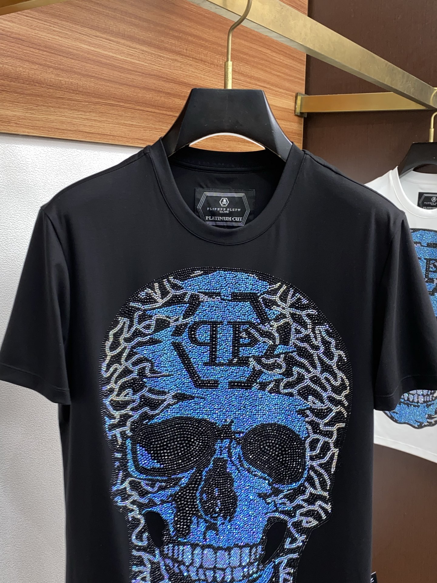 “2025 New Classic LOGO T-shirt: Silk-Skinned, Cozy, Unisex Design in Various Sizes” - 图片 2