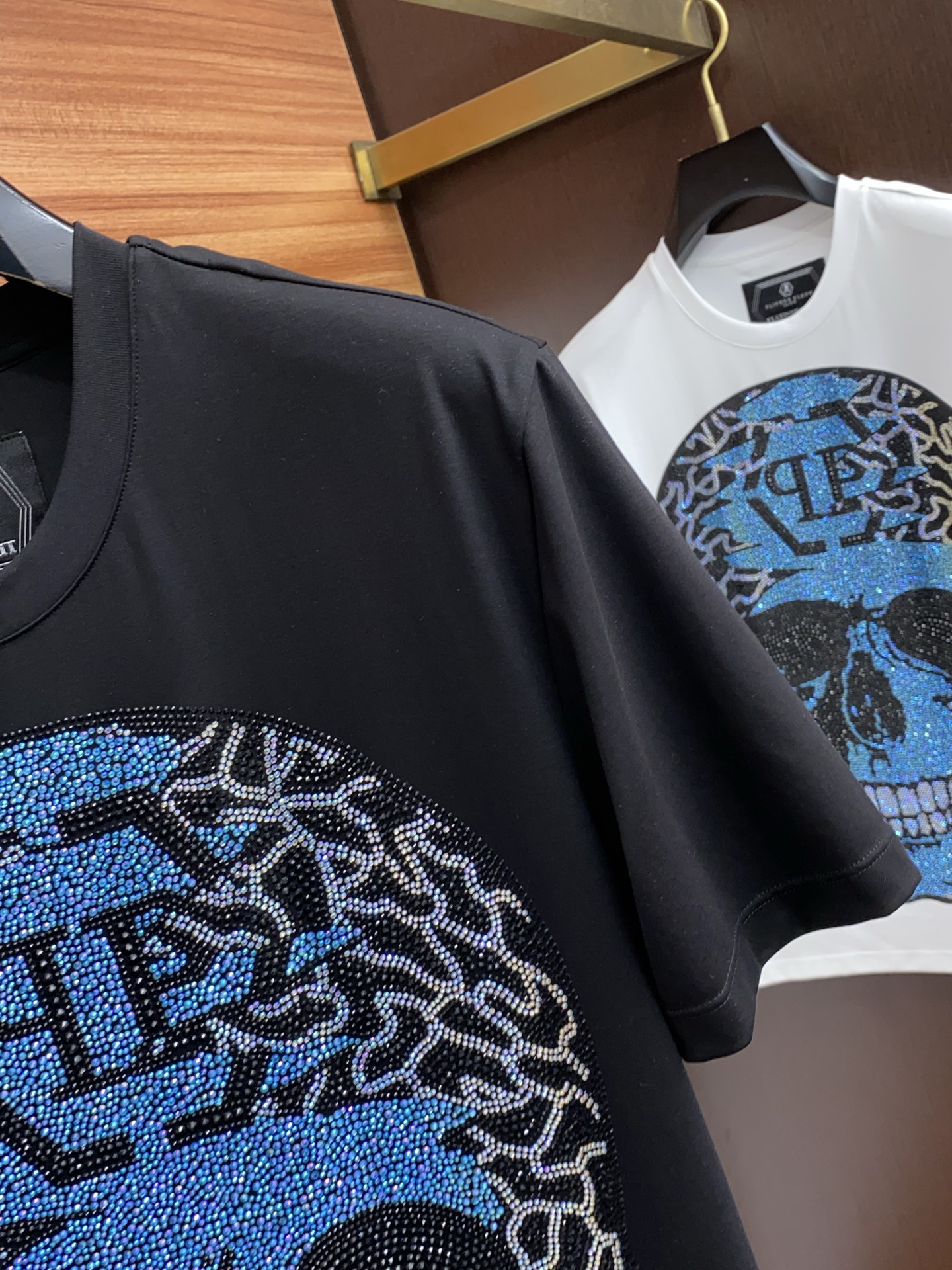 “2025 New Classic LOGO T-shirt: Silk-Skinned, Cozy, Unisex Design in Various Sizes” - 图片 4