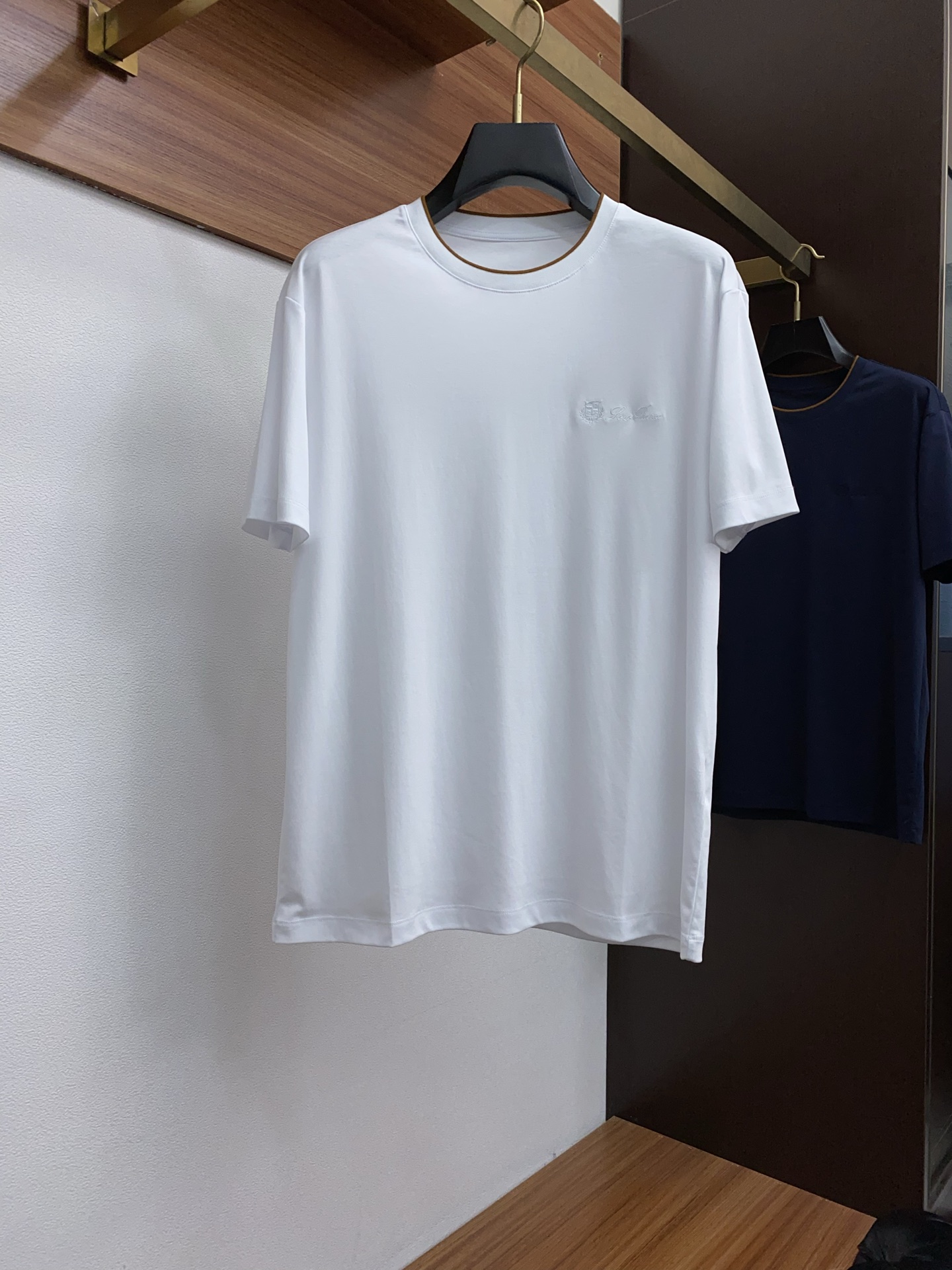 NO:429686,LP Spring and Summer Men's new classic LOGO round neck short-sleeved T-shirt. Imported mercerated cotton fabric, (ice-sensing cotton) fabric feels silky and soft, breathable and skin-friendly, extremely comfortable to wear, and the overall texture is quite high!  The iconic logo logo on the chest of the clothes is carefully crafted, with a regular slim-fitting cutout that easily concaves and makes you look taller!  48-56, loro piana, T-shirt,tees, t-shirt,alexander wang19860909LP 春夏男士新款经典LOGO圆领短袖T恤.进口丝光棉面料,（冰感棉）面料手感丝滑柔软,透气亲肤性极佳,着身无比的舒适,整体质感相当之高！衣身胸前标志性徽标Logo,精心打造,常规的修身型裁剪设 轻松凹出显瘦显高身型！48-56,,loro piana,T-shirt,tees，t-shirt,alexander wang,Men's clothing