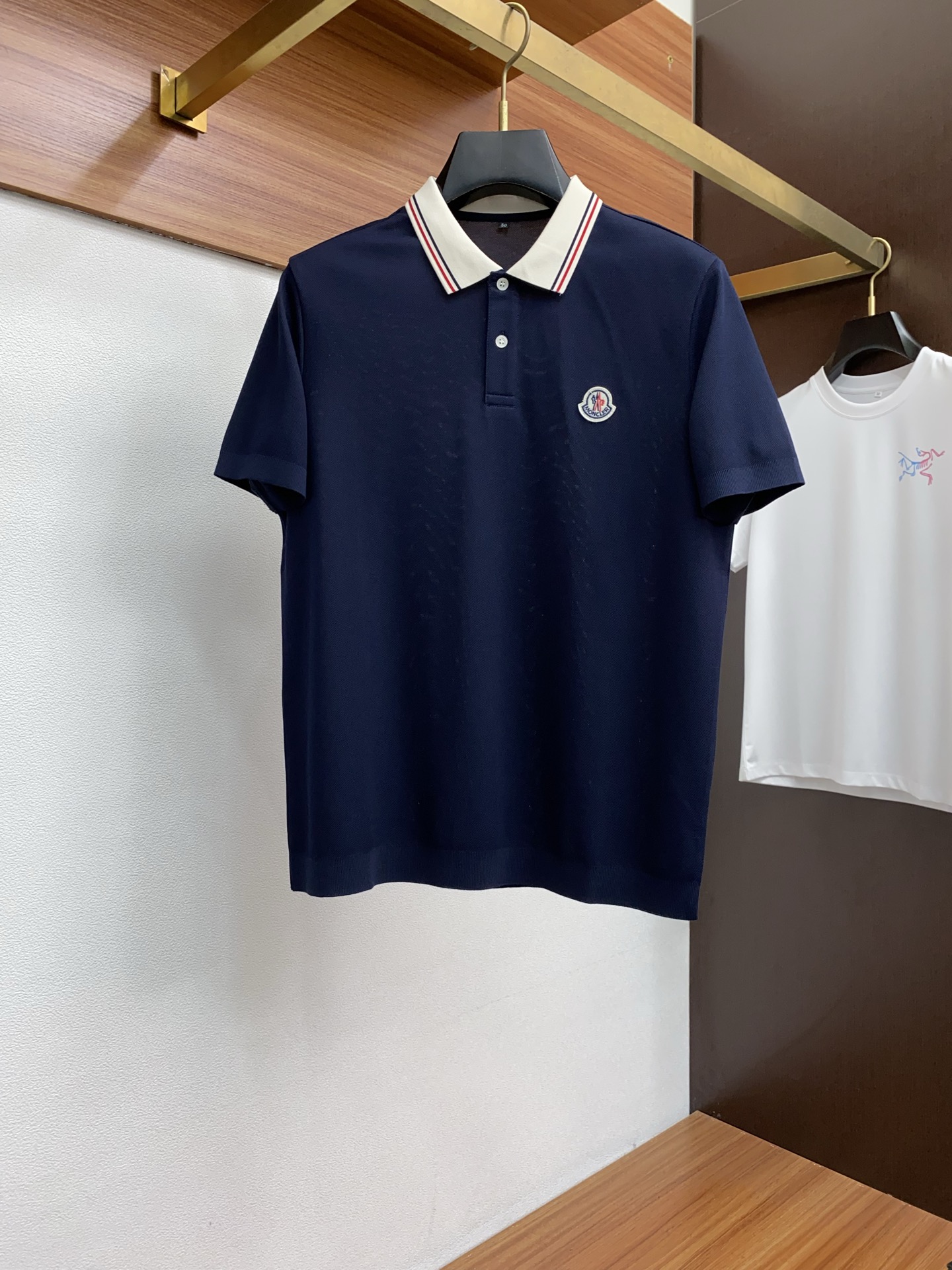 NO:432034,The 2025 new men's lapel Polo T-shirt short-sleeved imported fabric is presented. The light and soft fabric has been dyed with ready-to-wear to create an elegant texture. The original custom imported yarn color dyed Custom rib collar Custom ribs Classic makes the clothes softer with its inherent sporty atmosphere. The versatile style makes it very suitable for single wear, and all auxiliary materials are all customer-supplied. The thickness is the same as that of the conventional beads, which is cool and breathable, delicate and not sweaty, and is super comfortable. The solid color design model is atmospheric and fashionable overall, and it is just casual and business!  Code number M-3XL (48-56), Moncler, T-shirt,tees, t-shirt,alexander wang19860909蒙口 2025新款男士翻领PoloT恤衫短袖 进口面料呈现.轻盈柔软的面料经过成衣染色,营造出优雅纹理,原版定制 进口纱线色染 定制罗纹领口 定制罗纹 经典让衣服与生俱有的运动气息得以柔和.百搭风范令其非常适合单穿,所有辅料全部客供.客供纱制作,厚度和常规珠地一样,凉爽透气,亲肤细腻不闷汗,超级舒服.纯色设计款,整体就是大气时尚,休闲商务都即可！ 码数M-3XL（48-56）,,Moncler,T-shirt,tees，t-shirt,alexander wang,Men's clothing