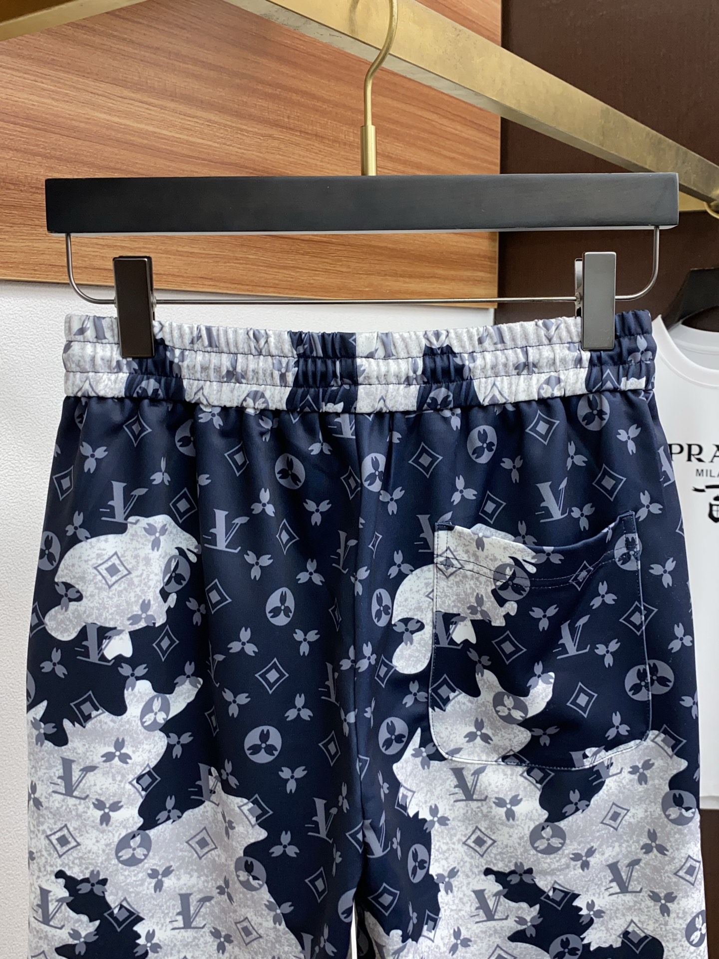  1v 路易威登 2025春夏季新款，最新休闲短裤。原版裤型上身休闲百搭、随性慵懒范，高级定制进口双面平