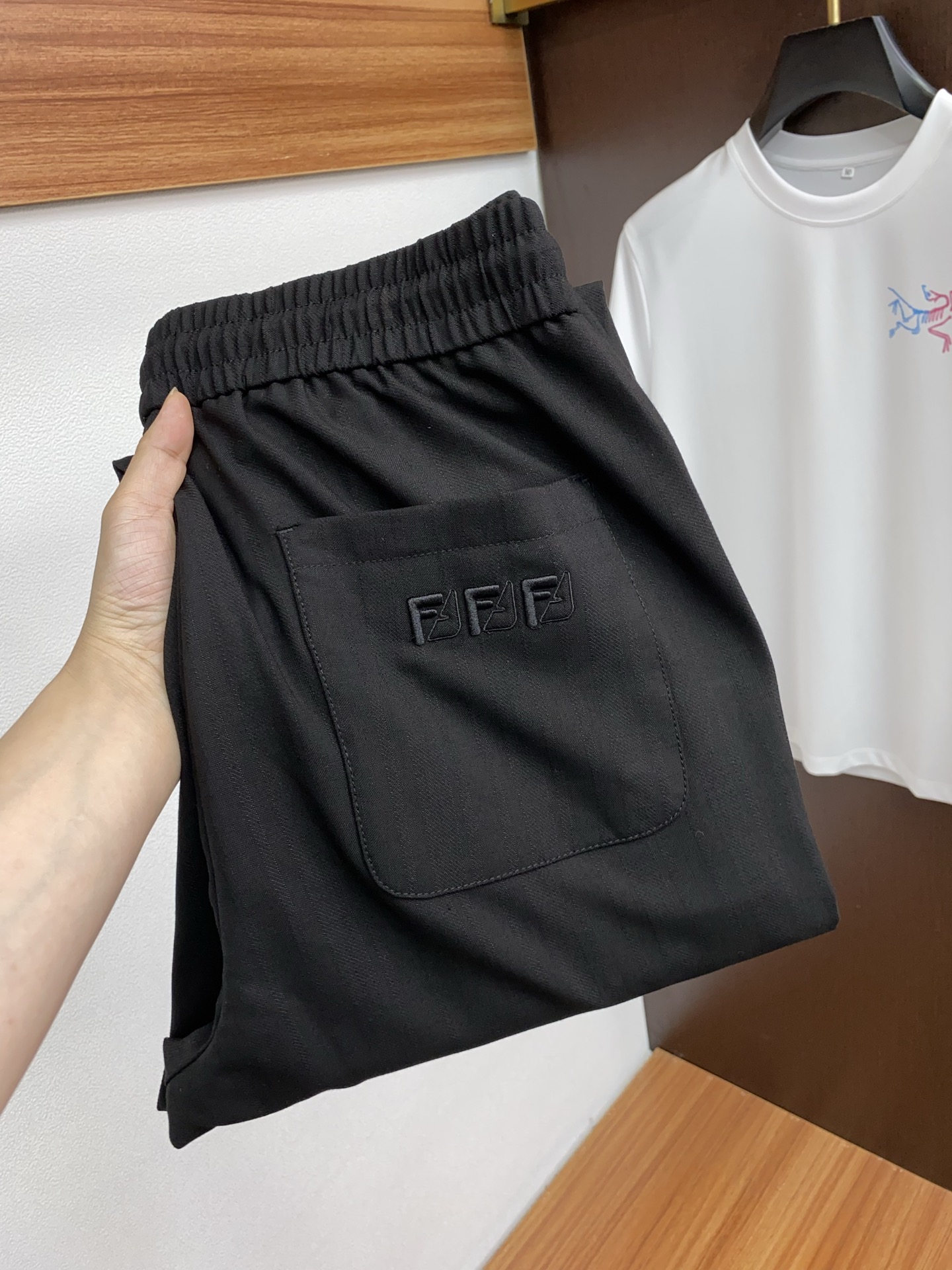 High-End Urban Leisure Pocket: Spring/Summer 2025 Fashion Trends in Leather Handbags - 图片 1