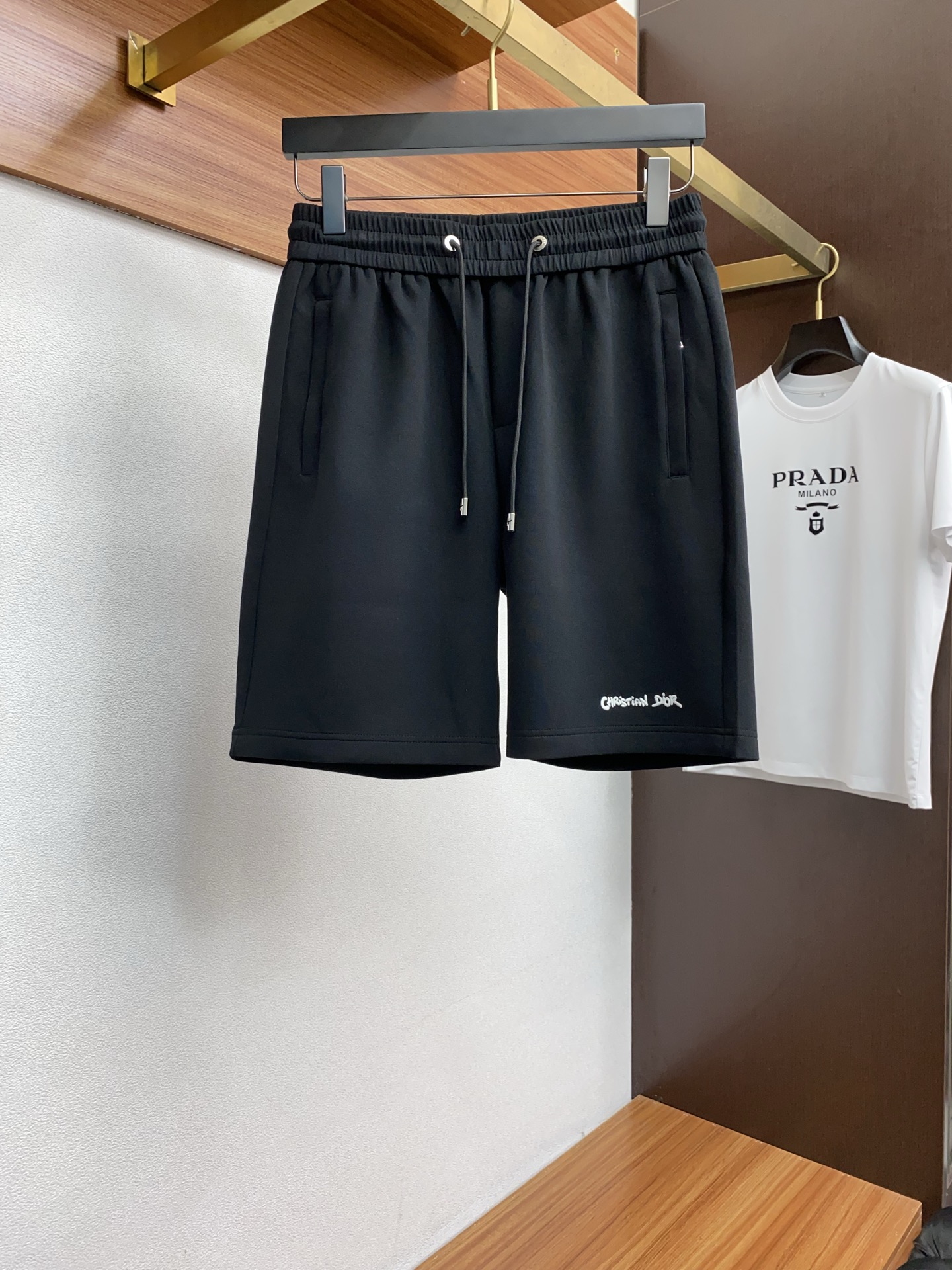 NO:444886,Dior 2025 spring and summer new style, the latest casual shorts. The original pants are casual and versatile, casual and lazy, high-end custom fabrics, customized craftsmanship, and comfortable. High-end and atmospheric, does the summer taste have? First choice.M-4xL,,dior, shorts,alexander wang19860909迪奥 2025春夏季新款,最新休闲短裤.原版裤型上身休闲百搭、随性慵懒范,高级定制面料,订制工艺 舒适感爆棚.高端大气,夏天的味道有没有,首选 .M-4xL,,dior,shorts,alexander wang,Men's clothing