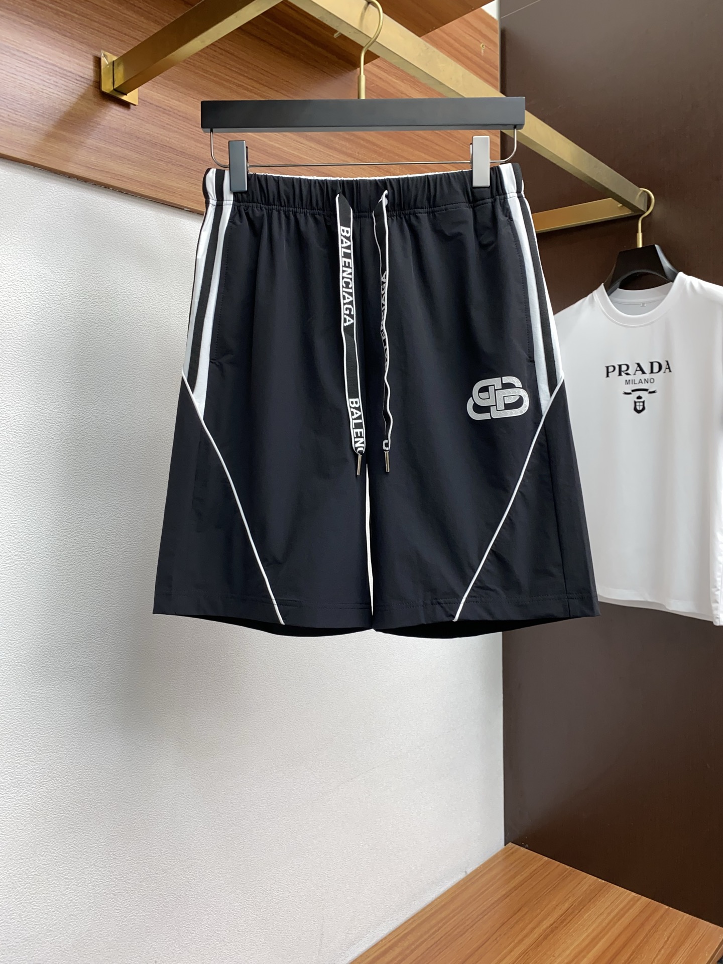 NO:444877,Balenciaga 2025 spring and summer new style, the latest casual shorts. The original pants are casual and versatile, casual and lazy, high-end custom fabrics, customized craftsmanship, and comfortable. High-end and atmospheric, does the summer taste have? First choice.M-4xL,,balenciaga, shorts,alexander wang19860909巴黎世家 2025春夏季新款,最新休闲短裤.原版裤型上身休闲百搭、随性慵懒范,高级定制面料,订制工艺 舒适感爆棚.高端大气,夏天的味道有没有,首选 .M-4xL,,balenciaga,shorts,alexander wang,Men's clothing