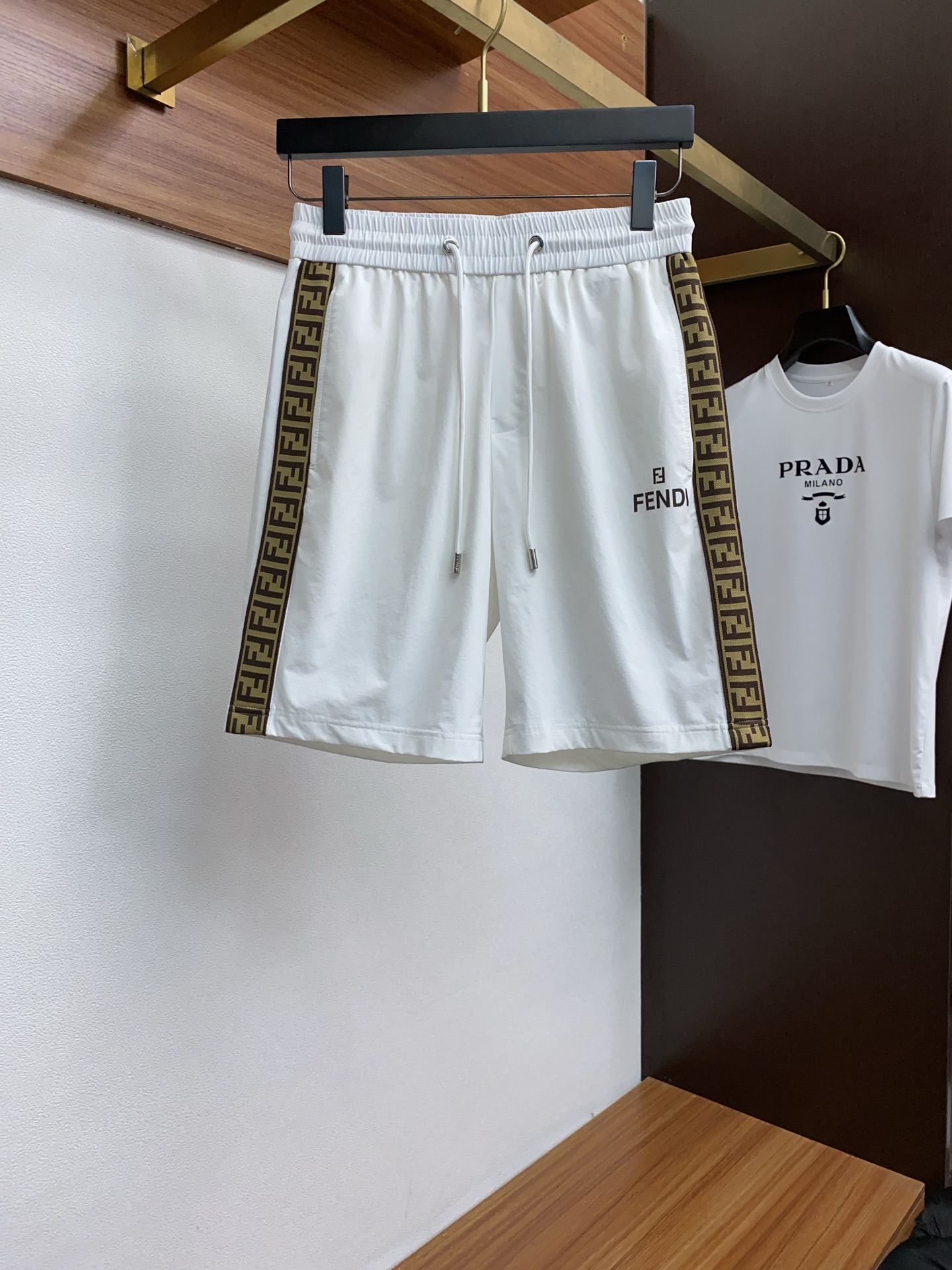 NO:444894,Fendi 2025 spring and summer new style, the latest casual shorts. The original pants are casual and versatile, casual and lazy, high-end custom fabrics, customized craftsmanship, and comfortable. High-end and atmospheric, does the summer taste have? First choice.M-4xL,,fendi, shorts, alexander wang19860909芬迪 2025春夏季新款,最新休闲短裤.原版裤型上身休闲百搭、随性慵懒范,高级定制面料,订制工艺 舒适感爆棚.高端大气,夏天的味道有没有,首选 .M-4xL,,fendi,shorts,alexander wang,Men's clothing