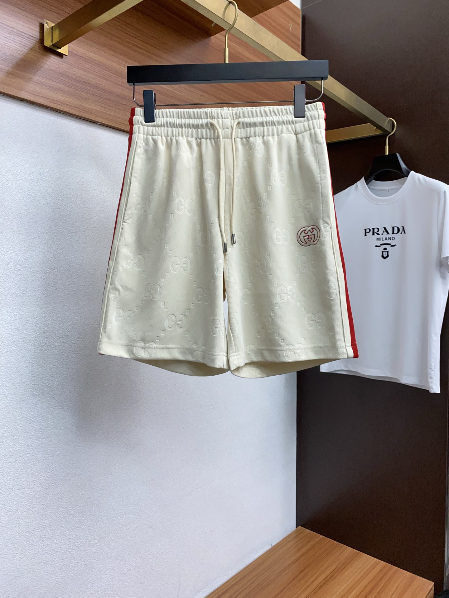 NO:438918,Guqi 2025 spring and summer new style, the latest casual shorts. The original pants are casual and versatile, casual and lazy, high-end custom fabrics, customized craftsmanship, and comfortable. High-end and atmospheric, does the summer taste have? First choice.M-4xL,, shorts, alexander wang19860909古奇 2025春夏季新款,最新休闲短裤.原版裤型上身休闲百搭、随性慵懒范,高级定制面料,订制工艺 舒适感爆棚.高端大气,夏天的味道有没有,首选 .M-4xL,,shorts,alexander wang,Men's clothing