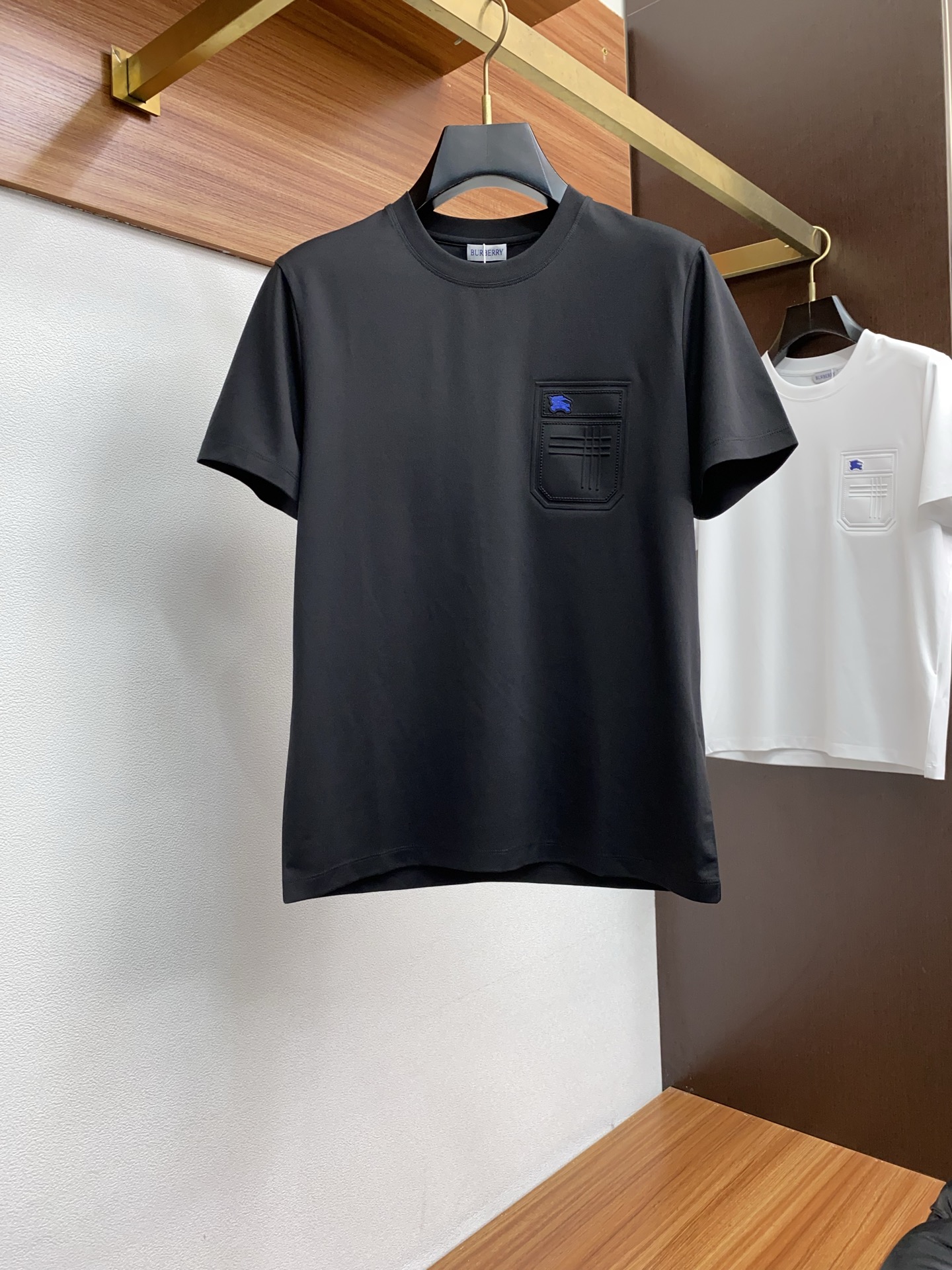 NO:509773,Burberry's new spring and summer new model in the first counter with the latest round neck short sleeves, high-end customization, avant-garde and fashionable design!  Brand logo heavy craft design, high-end customized 100 double-sided mercerated cotton fabric, soft feel, comfortable to wear, exquisite counter-level car line, fine workmanship, invincible and handsome upper body effect!  A must-have item for handsome men!  Code number M-3xL, burberry, T-shirt, alexander wang19860909巴宝莉 2025春夏新款首发专柜最新款圆领短袖 高端订制 设计前卫时尚！品牌logo重工艺设计 高端定制100支双面丝光棉面料.手感柔软.穿着舒适.专柜级别精致车线.做工精细.上身效果无敌帅气！型男必备单品！码数M-3xL,,burberry,T-shirt,alexander wang,Men's clothing